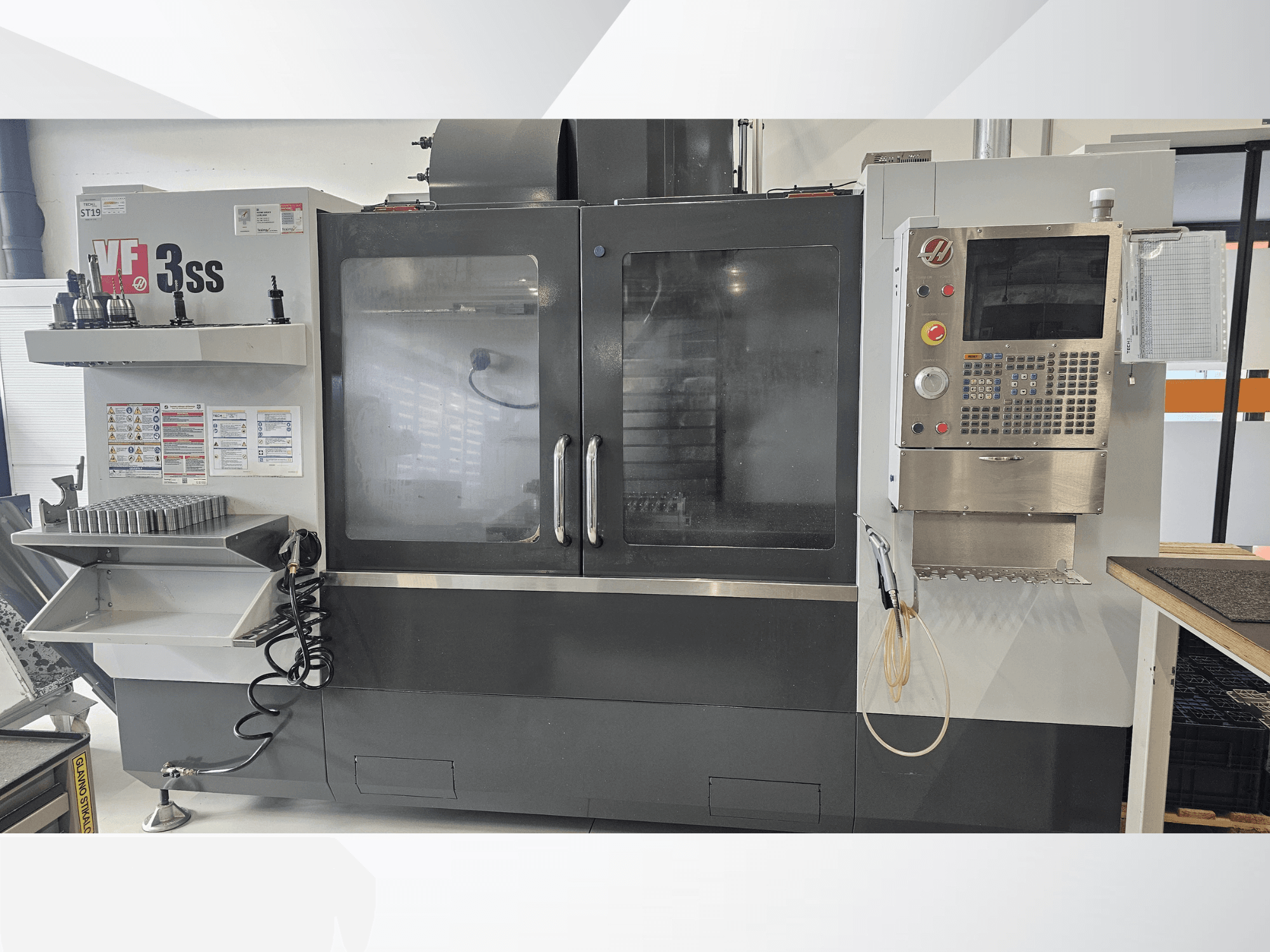 Centro de mecanizado vertical HAAS VF-3SS, vista frontal, con panel de control, portaherramientas y gran puerta de cristal.