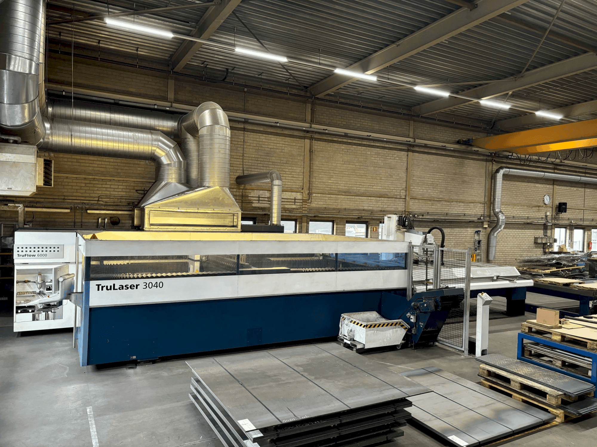 Vista frontal de la máquina TRUMPF TruLaser 3040 + LiftMaster