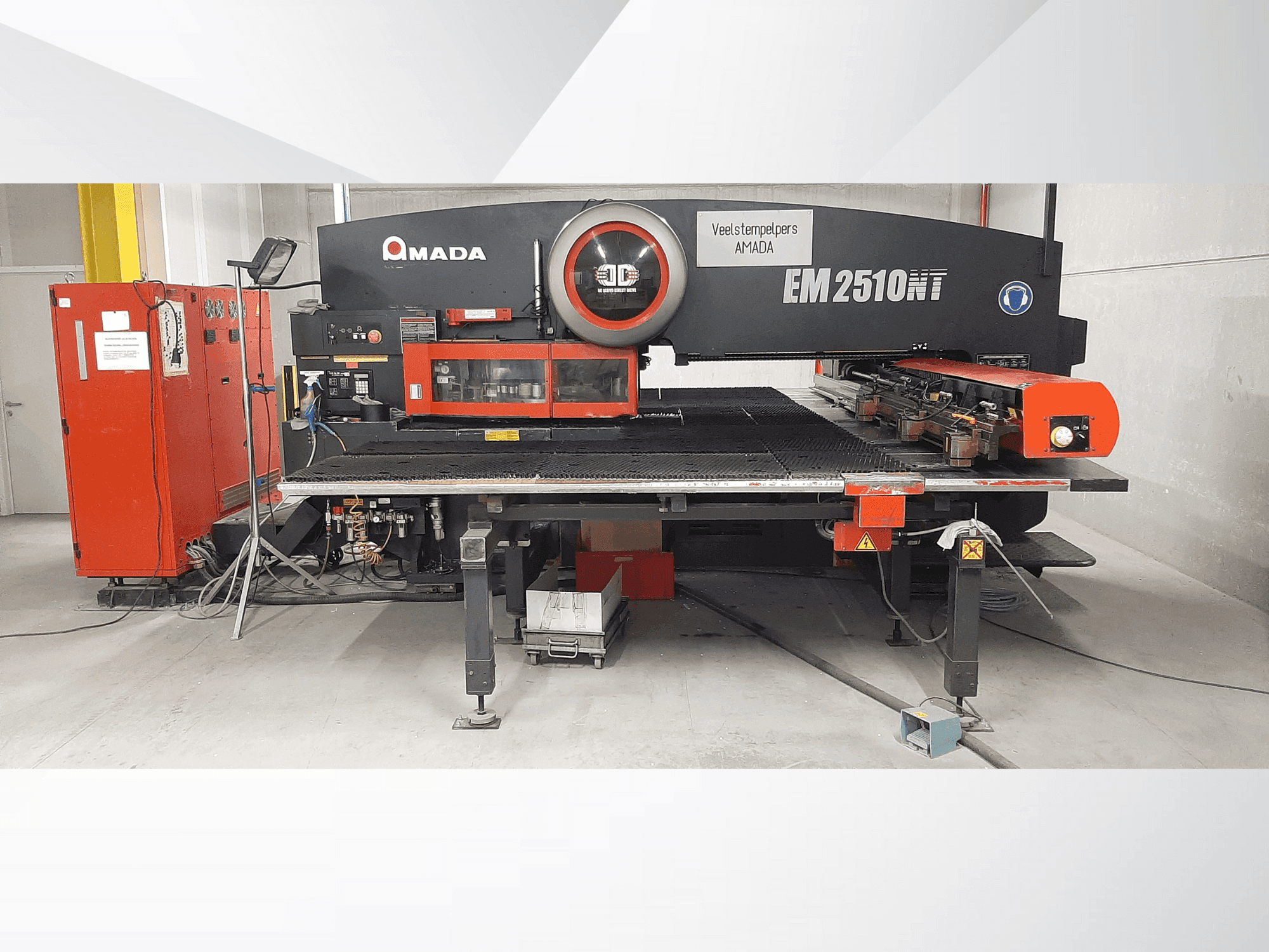 Vista frontal de la máquina AMADA EM2510NT