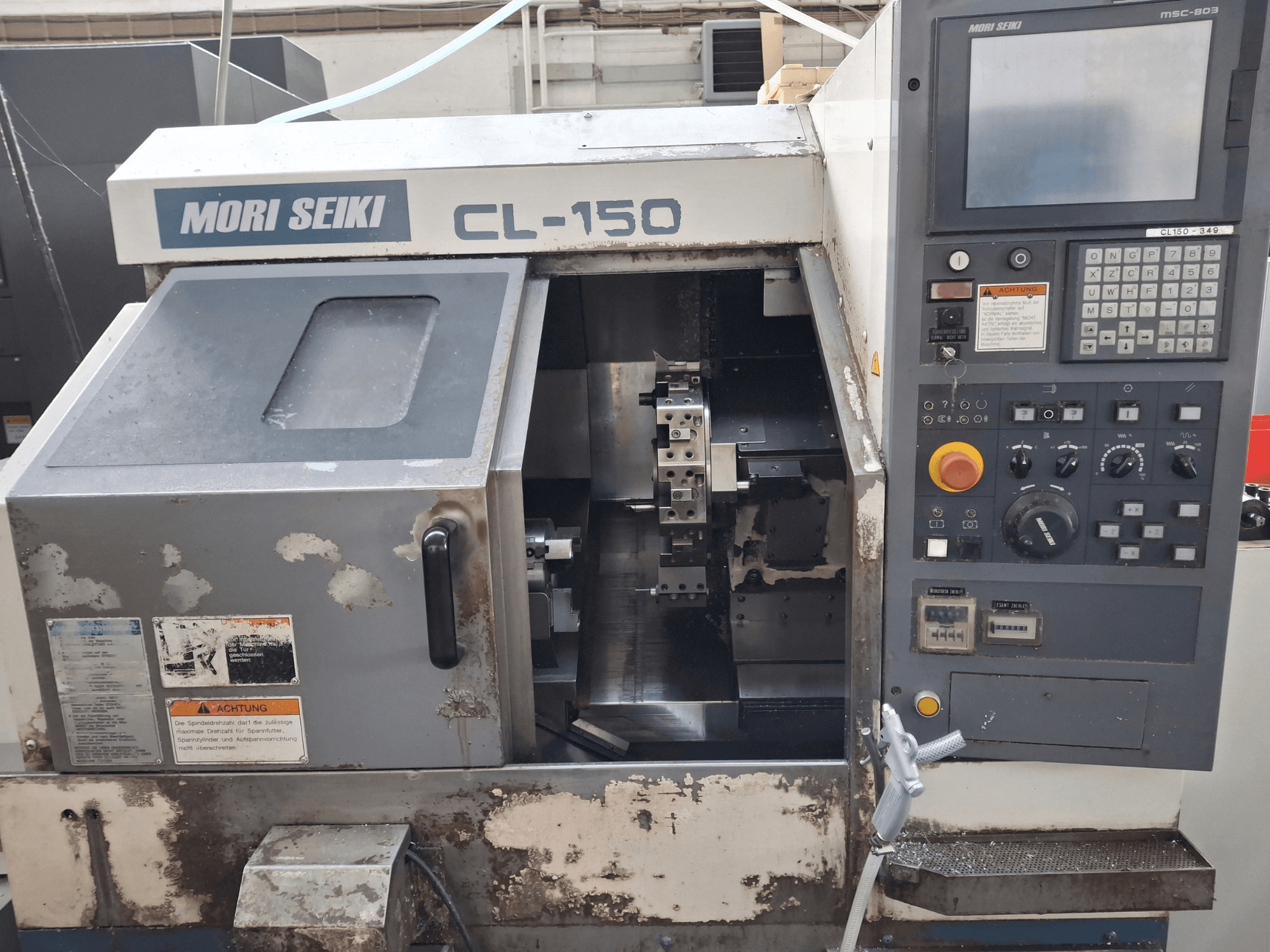 Torno horizontal MORI SEIKI CL-150, vista frontal. Incluye panel de control, herramientas de corte e indicadores de funcionamiento.