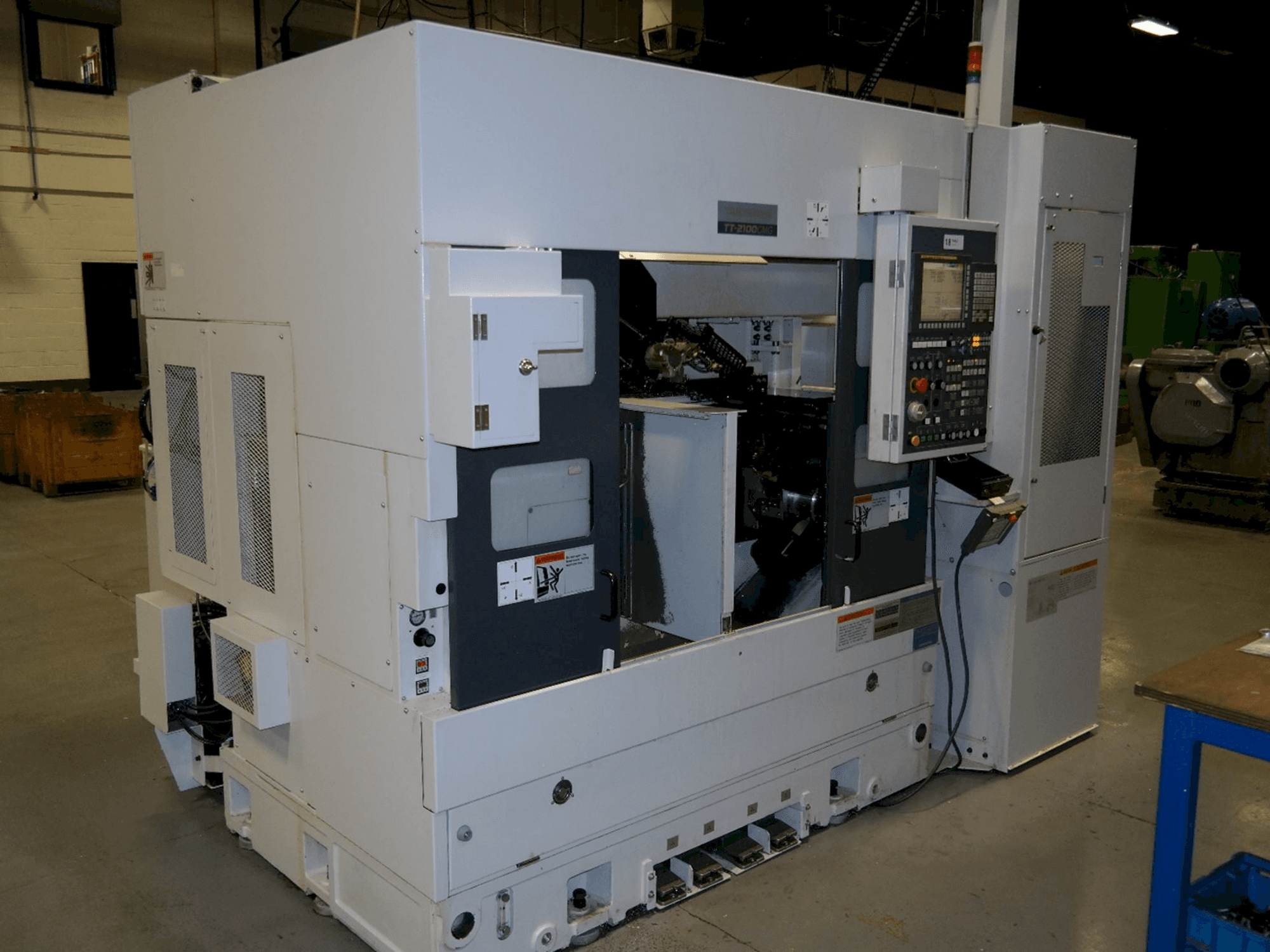 Vista frontal de la máquina Takisawa TT2100CMGA