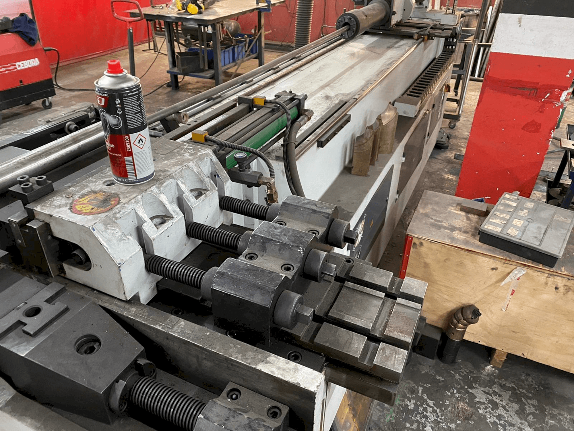 Vista frontal de la máquina Segura Llunell SB-76-NCBL