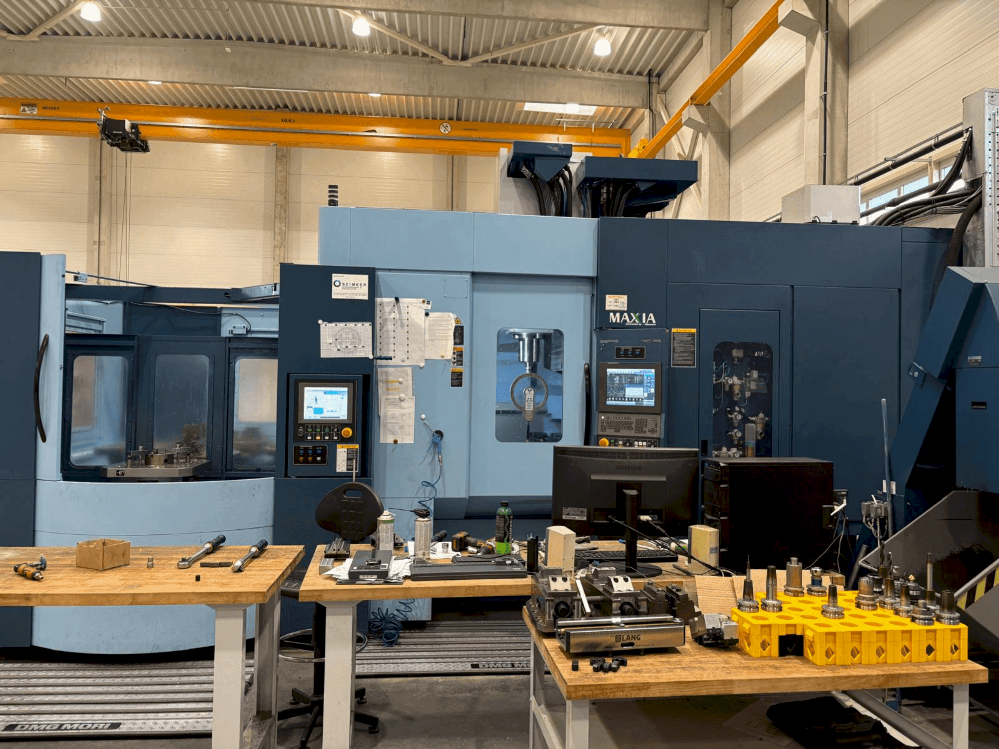 Vista frontal de la máquina Matsuura MAM72-70V