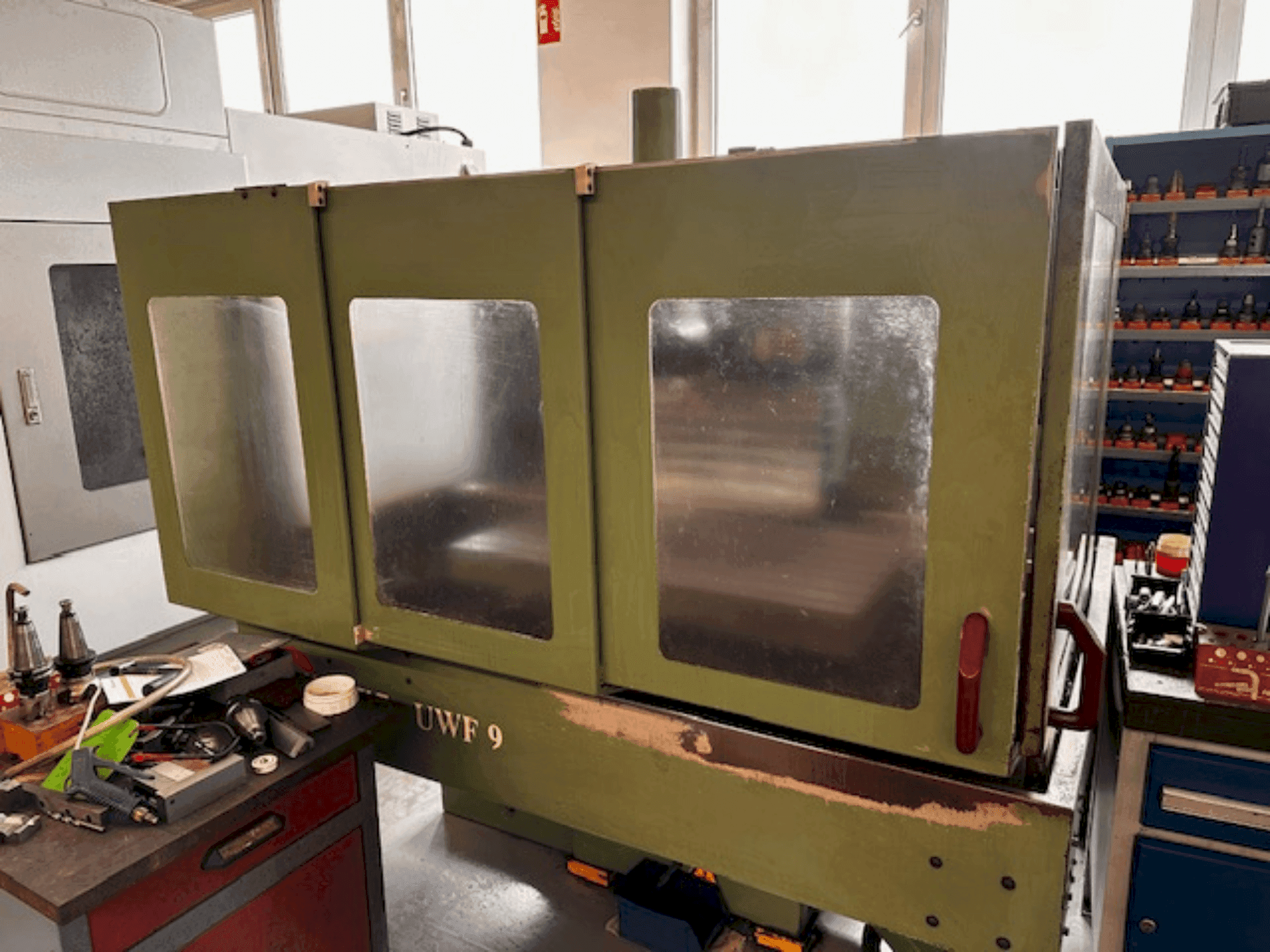 Vista frontal de la máquina HERMLE UWF 900