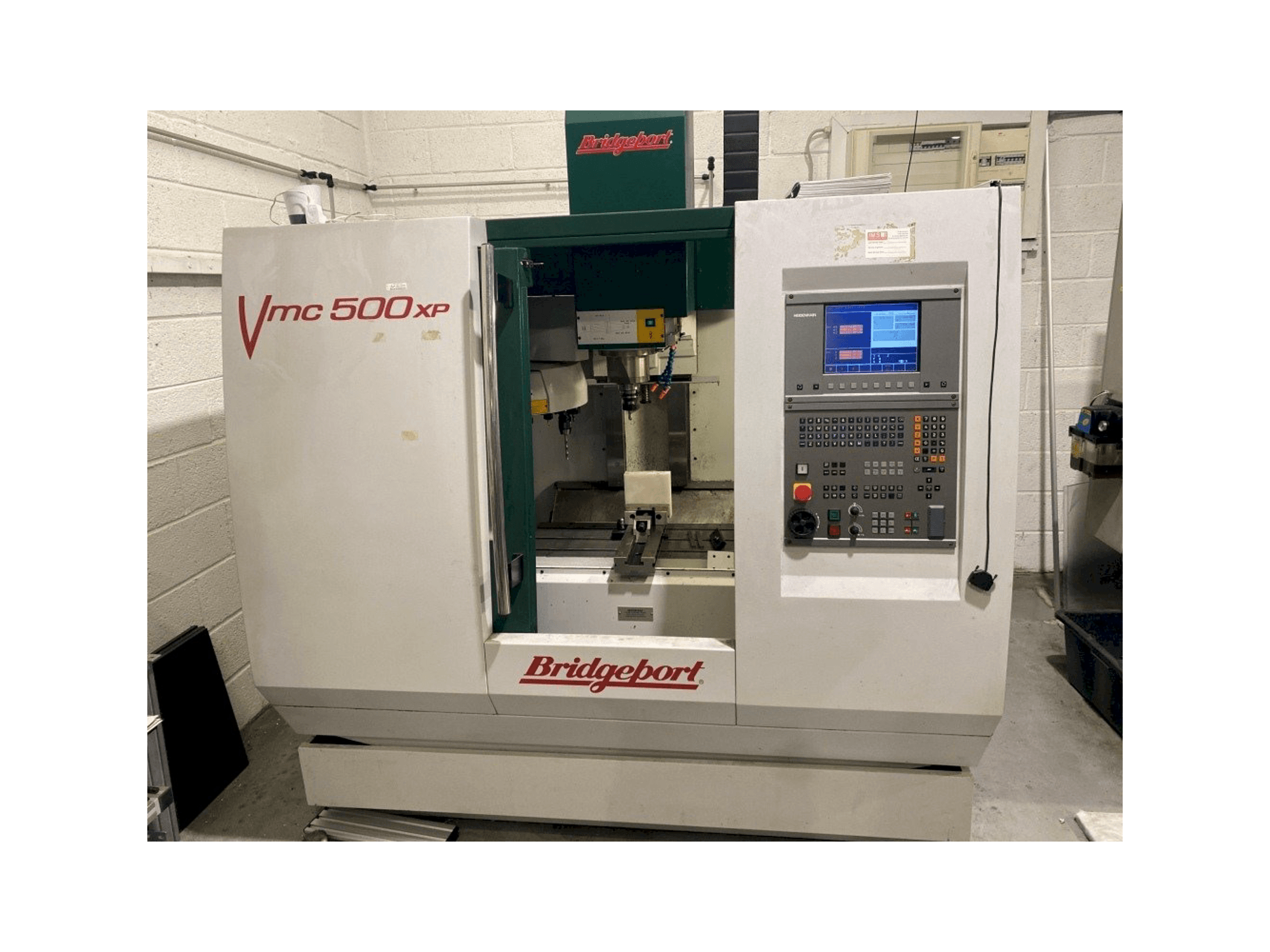 Vista frontal de la máquina Bridgeport VMC 500