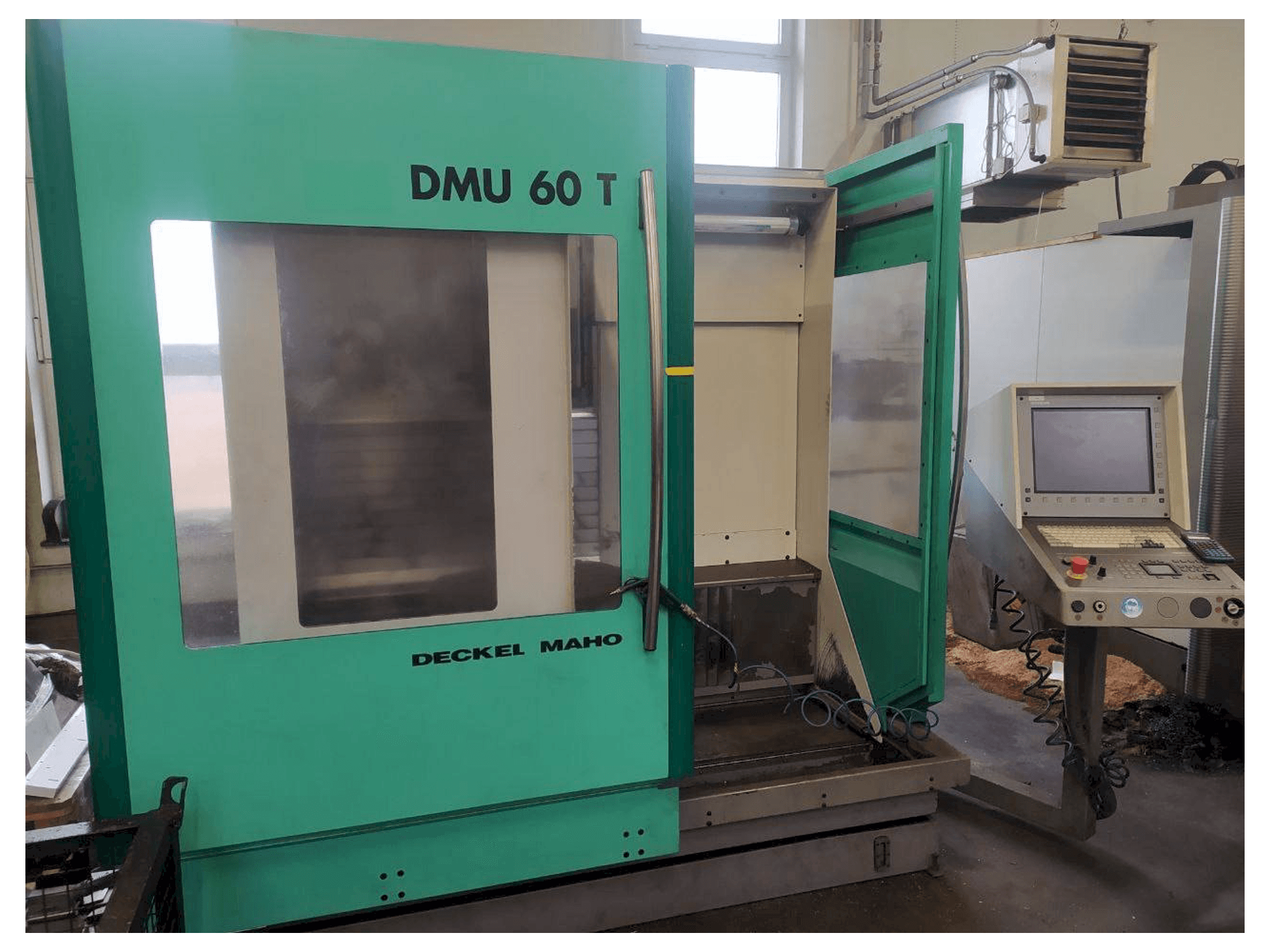 Vista frontal de la máquina DECKEL MAHO DMU 60 T