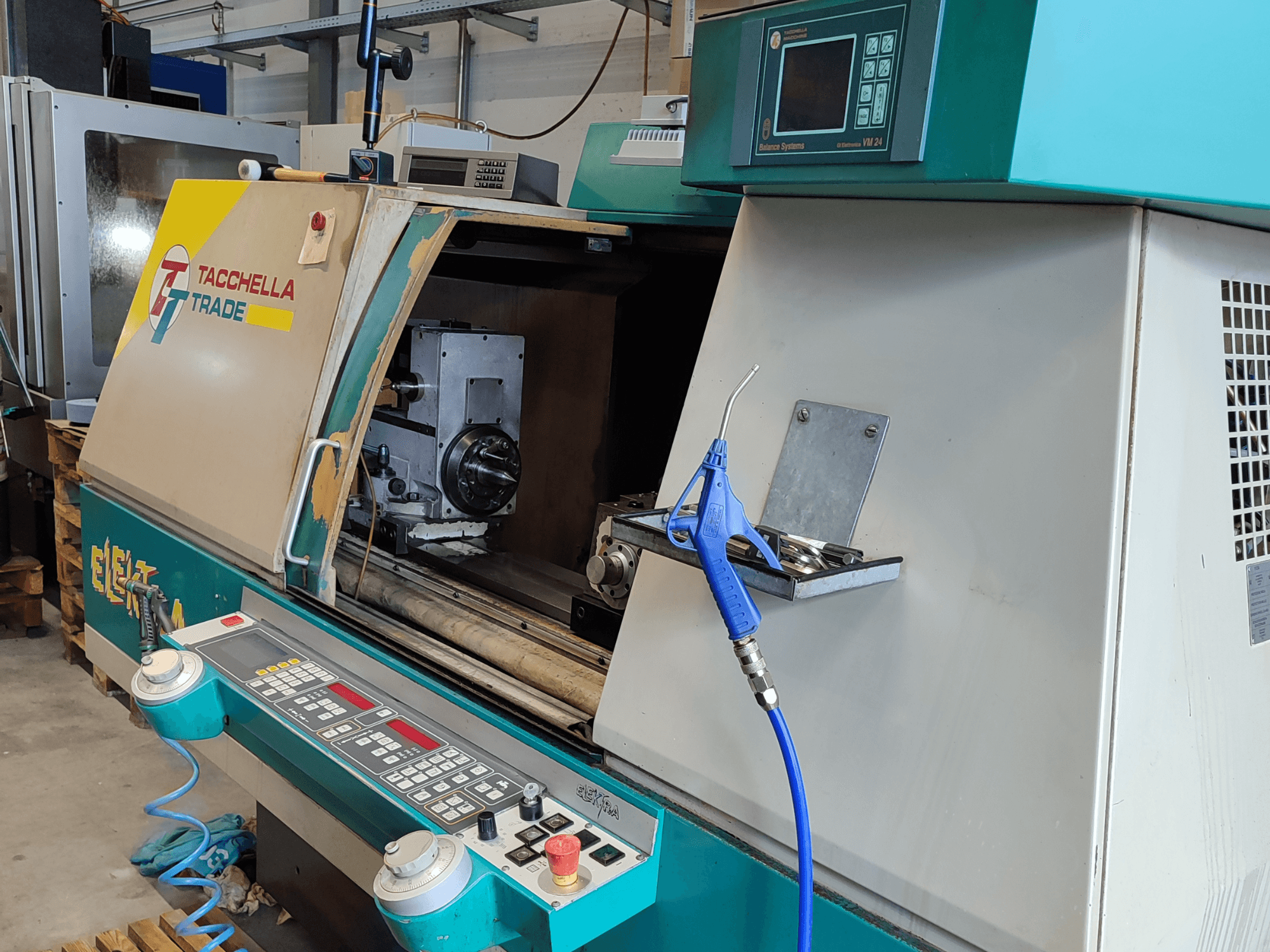 Rectificadora cilíndrica Tacchella Elektra 513 MPC, vista frontal que muestra el panel de control y el área operativa.