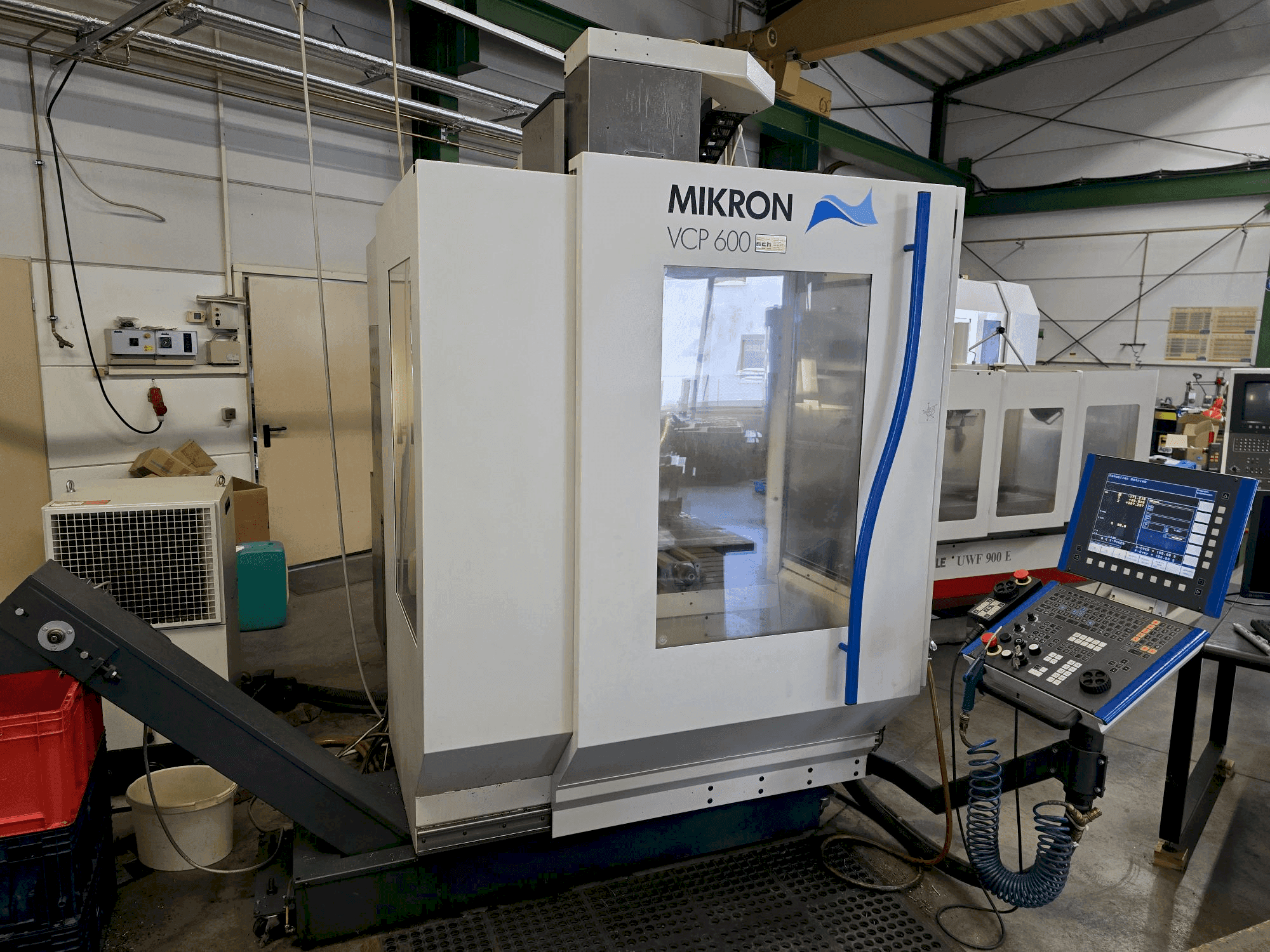 Vista frontal de la máquina MIKRON VCP 600
