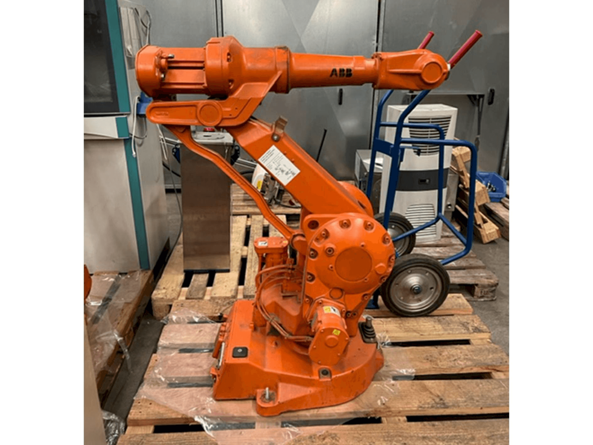 Vista frontal de la máquina ABB IRB 2400/16 M2000