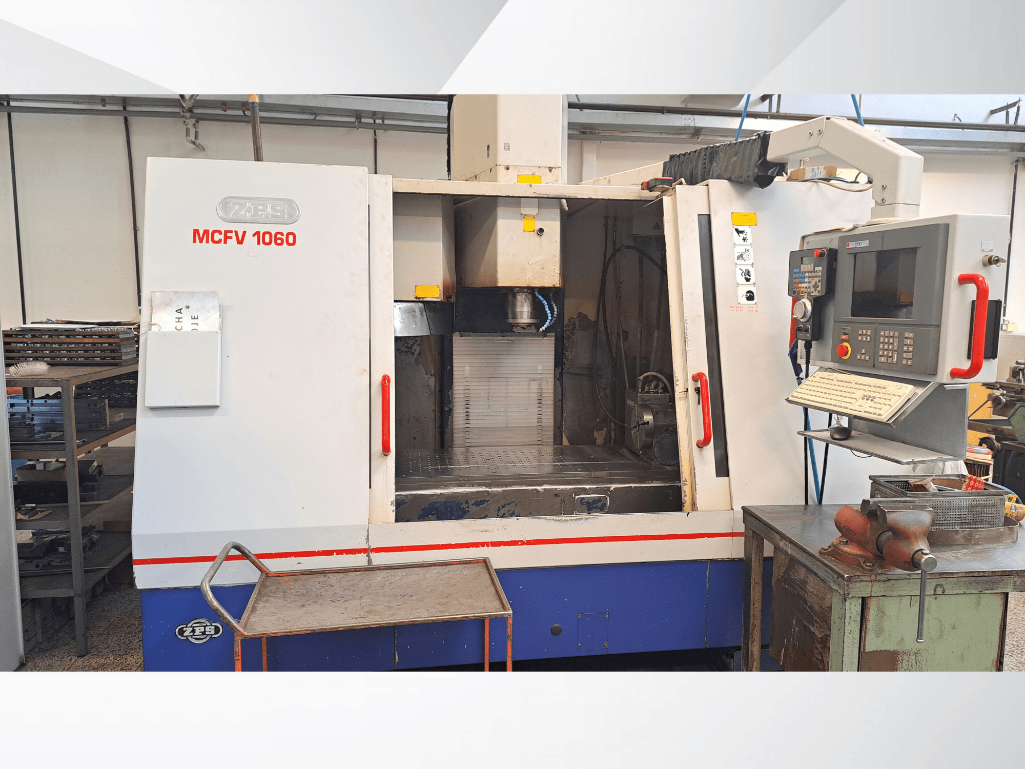 Máquina CNC ZPS MCFV 1060 en un taller, vista frontal que muestra el panel de control, el husillo y el área de trabajo; colores gris metálico y azul.