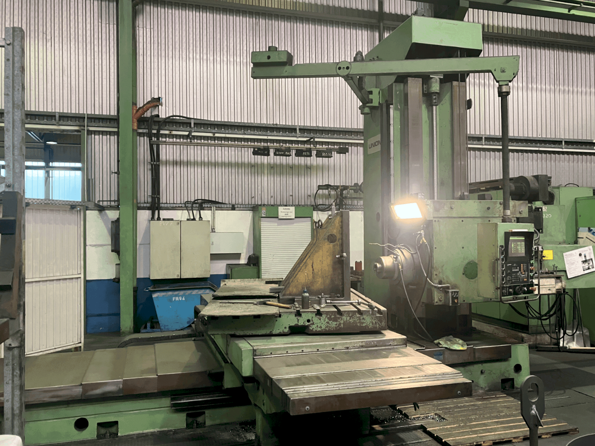 Vista frontal de la máquina UNION BFT 110 NC