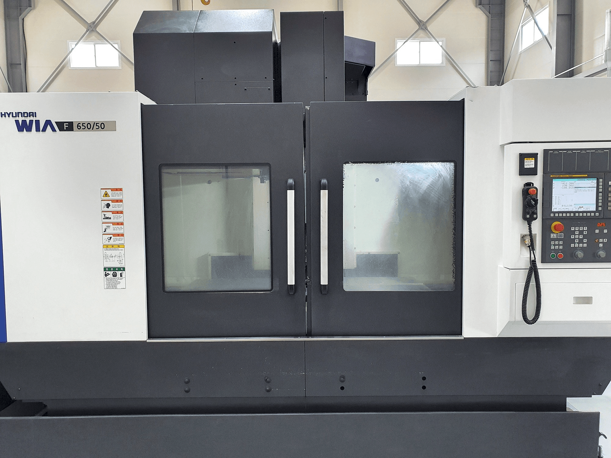 Vista frontal de la máquina Hyundai Wia F650/50