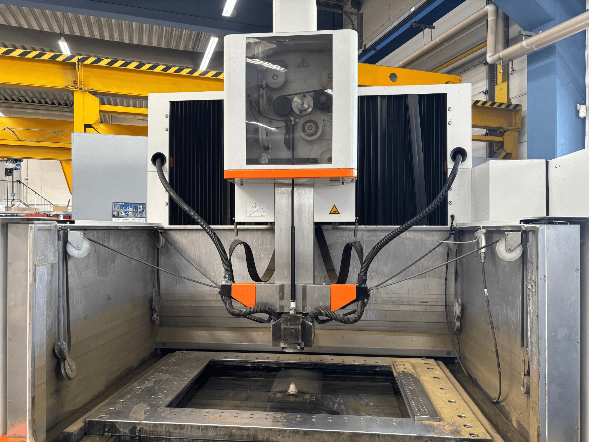 Máquina de electroerosión por hilo +GF+ AGIECHARMILLES CUT 400 Sp, vista frontal en la que se aprecian la mesa de trabajo y los mecanismos de funcionamiento.