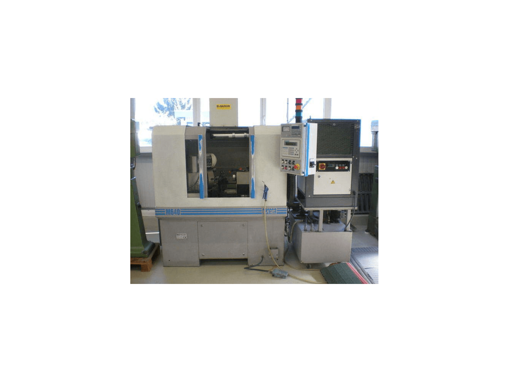 Vista frontal de la máquina Monnier & Zahner M640