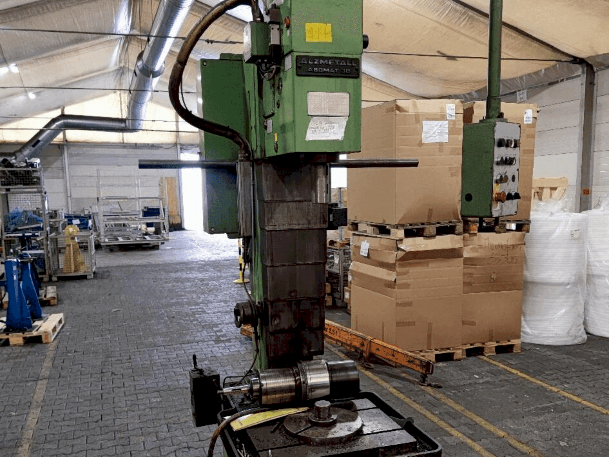 Vista frontal de la máquina Alzmetall Abomat 30