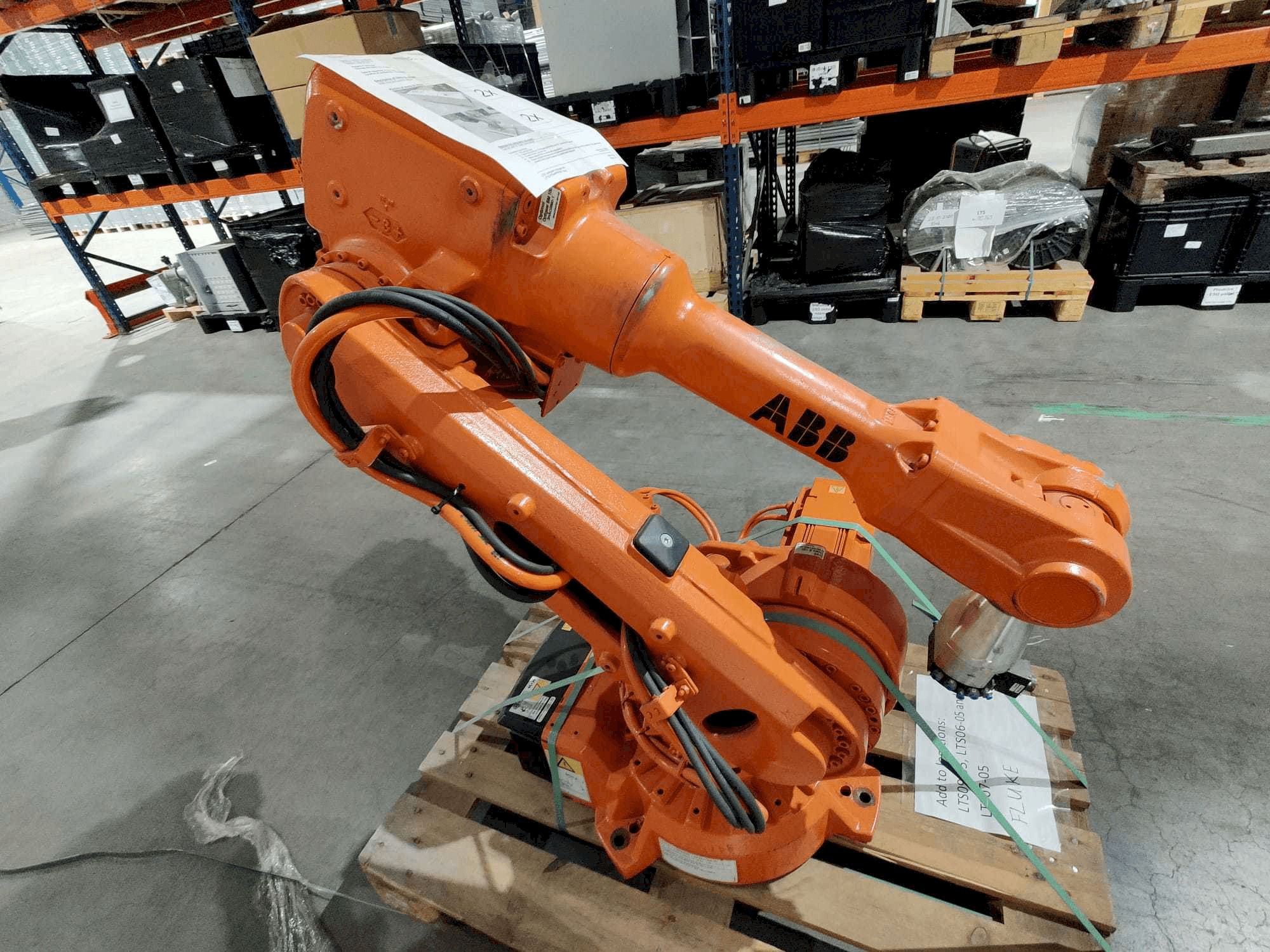 Vista frontal de la máquina ABB IRB 2600 M2004