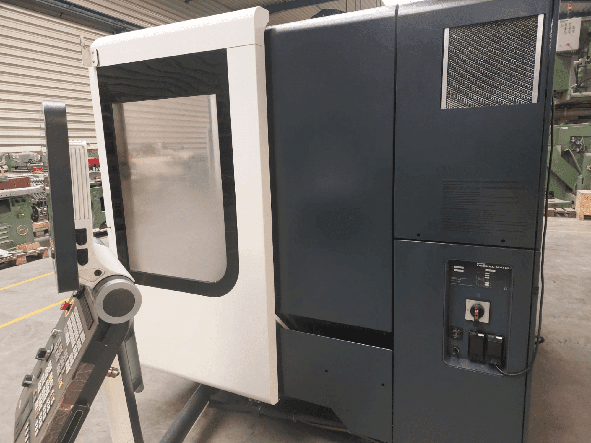 Vista frontal de la máquina DMG DECKEL MAHO DMU 50