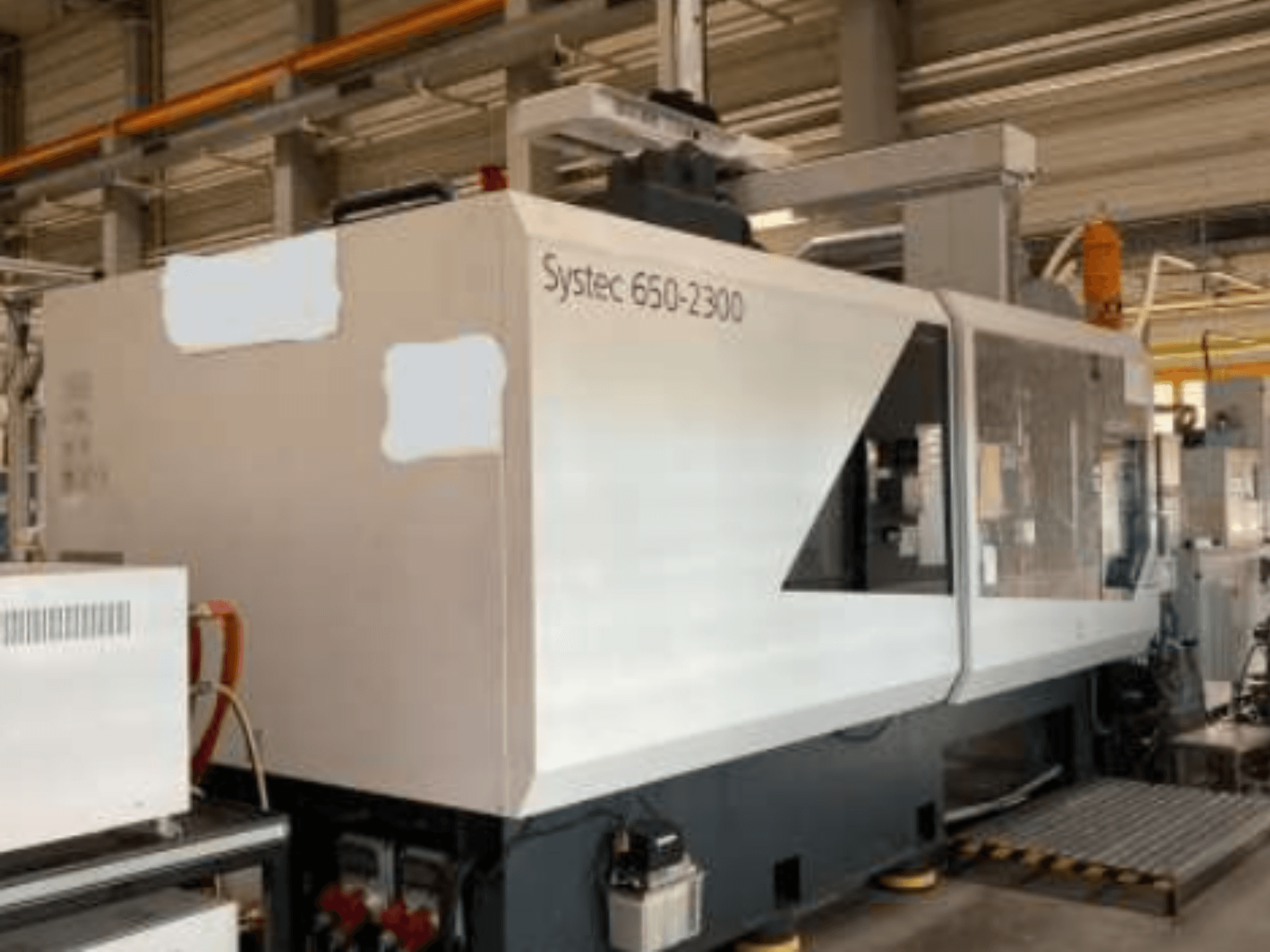 Máquina Systec 660-2300, vista frontal, mostrando el cuerpo grande, el panel de control y la plataforma de carga de seguridad, adecuada para uso industrial.