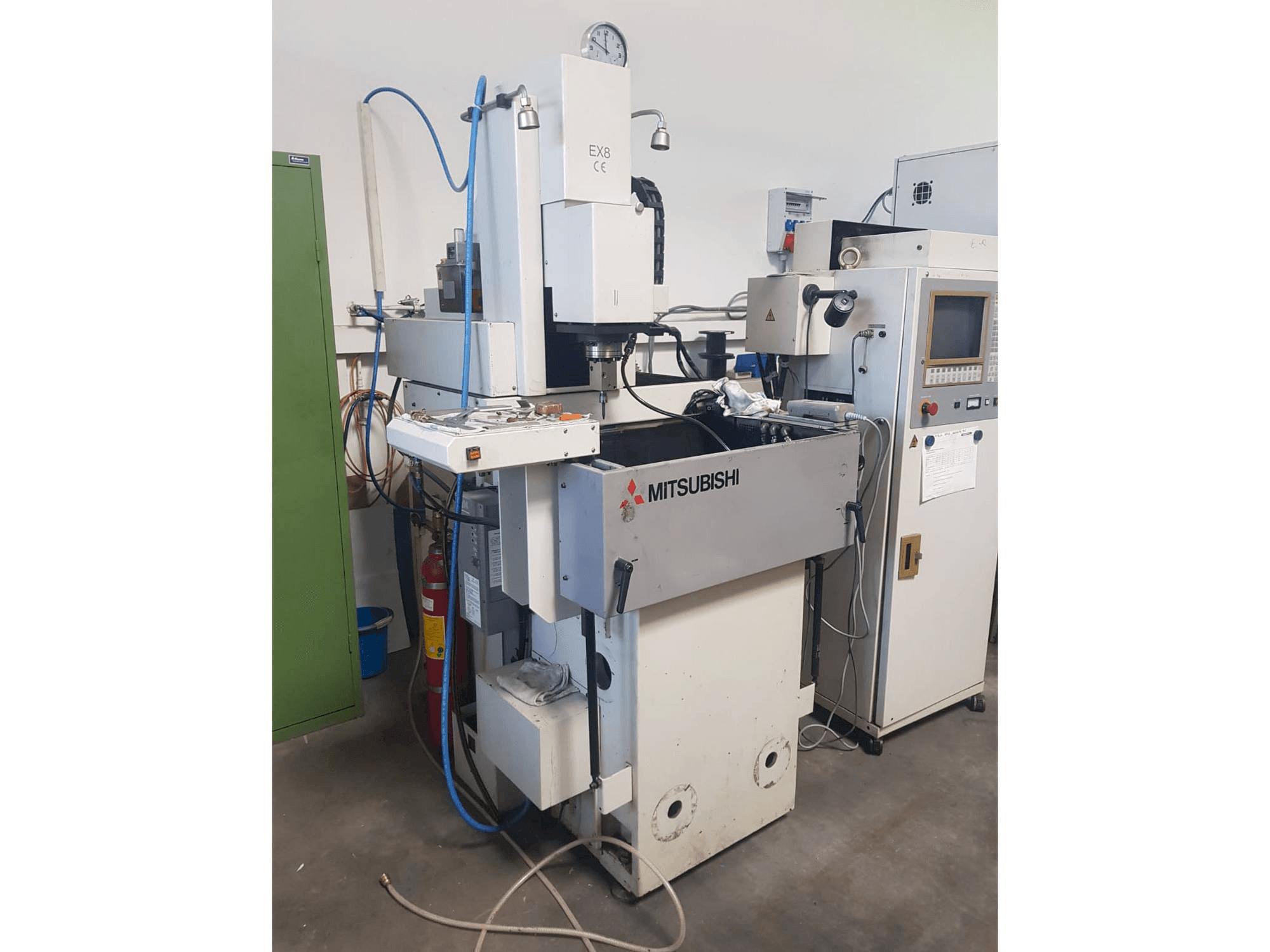 Vista frontal de la máquina Mitsubishi EX 8