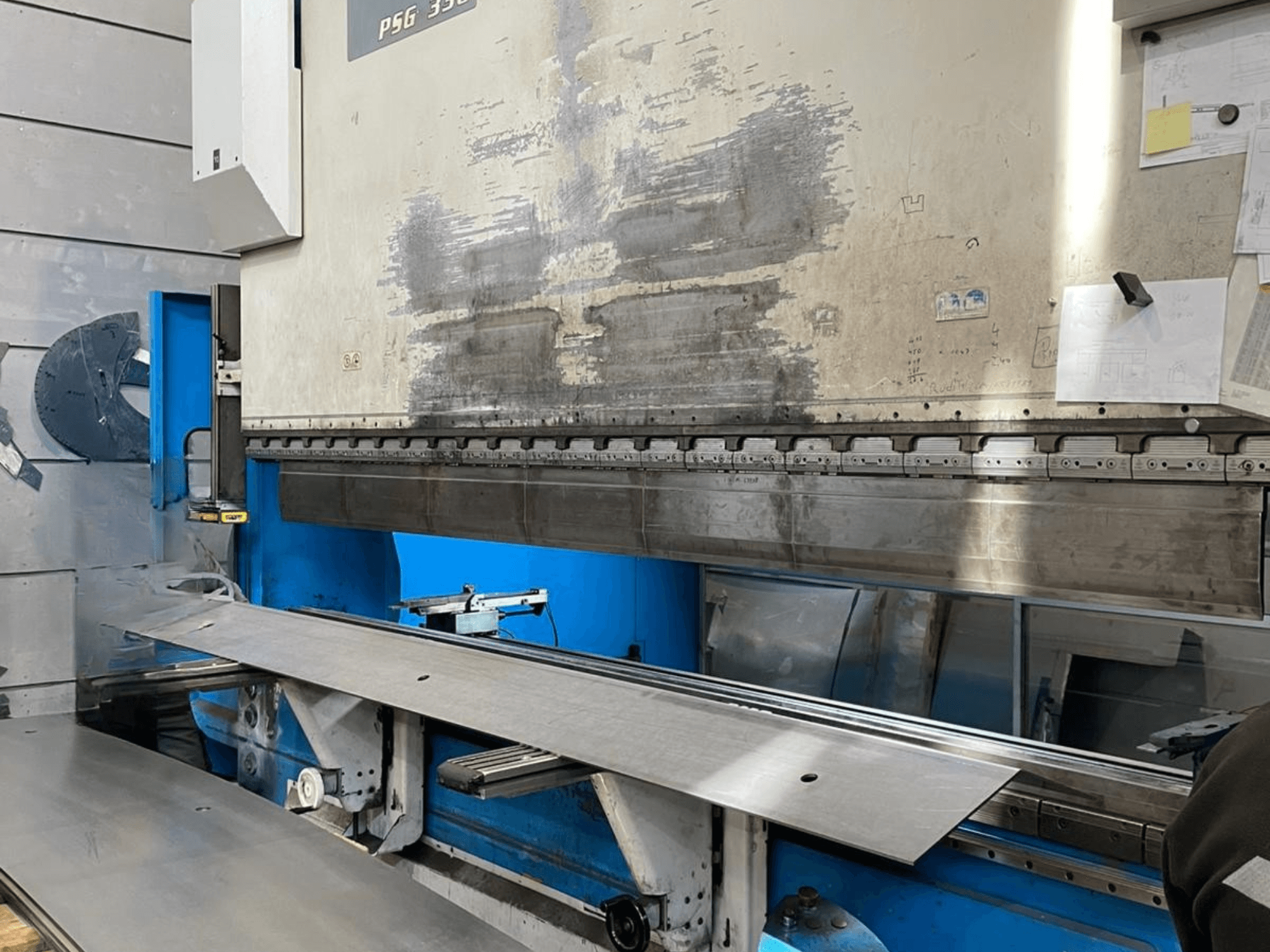 Plegadora GASPARINI PSG 330/4000 Variante C en taller, mostrando zona de plegado con chapa y mandos de la maquinaria.