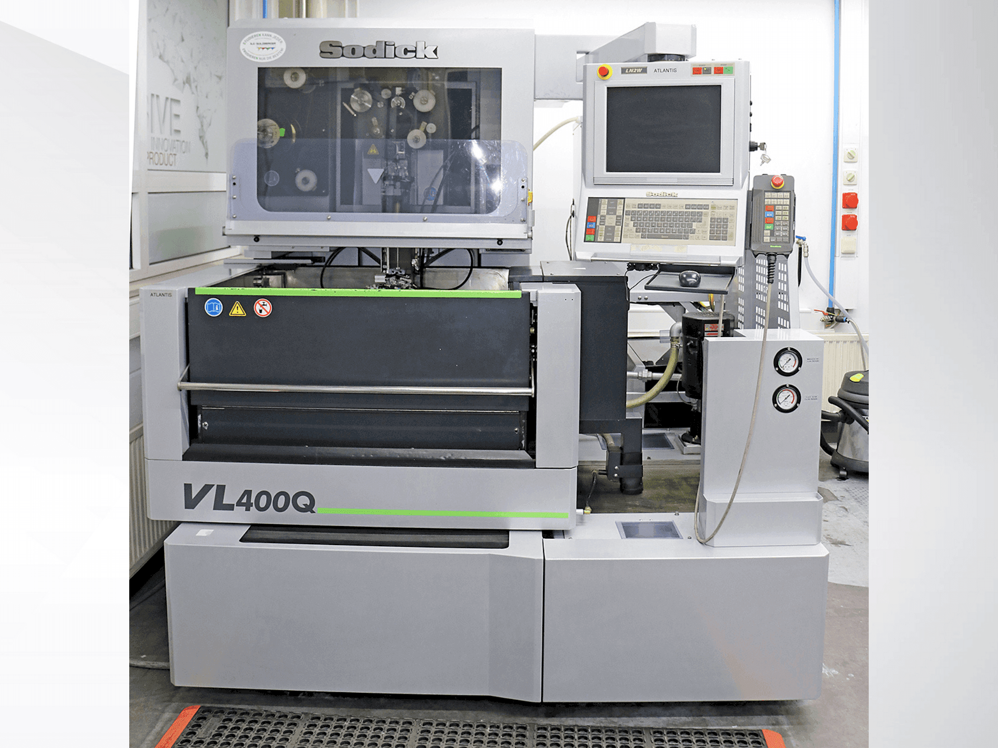 Vista frontal de la máquina Sodick VL400Q