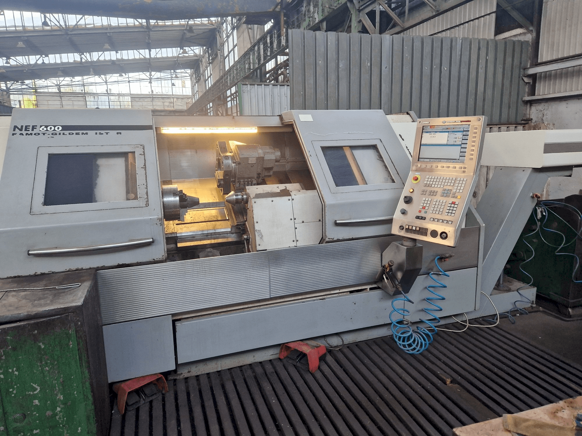 Vista frontal de la máquina DMG GILDEMEISTER NEF 600