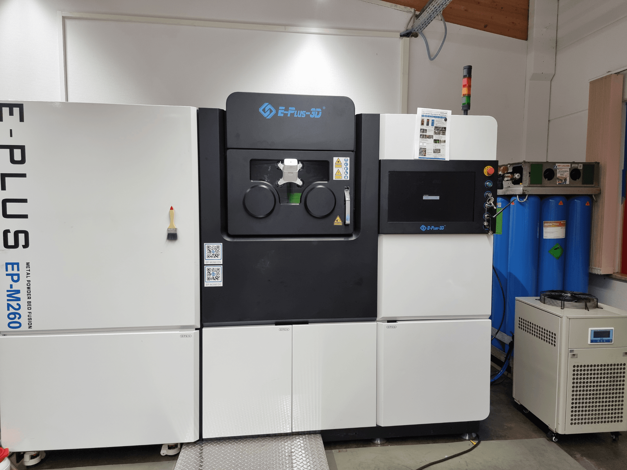 Vista frontal de la impresora 3D metálica Eplus3D EP-M260, en la que se aprecian las dos cámaras y los detalles del panel de control.
