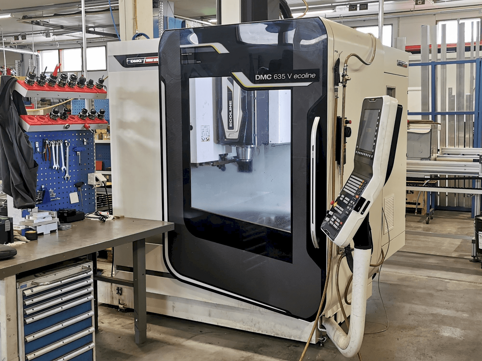 Vista frontal de la máquina DMG Mori Seiki DMC 635 V Ecoline