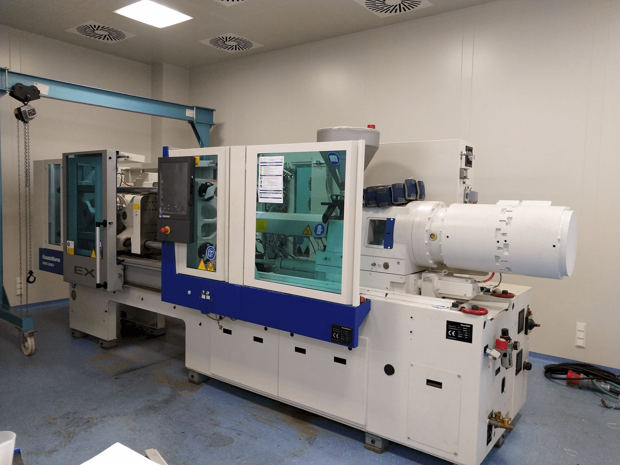 Vista frontal de la máquina Krauss Maffei 80-380 EX