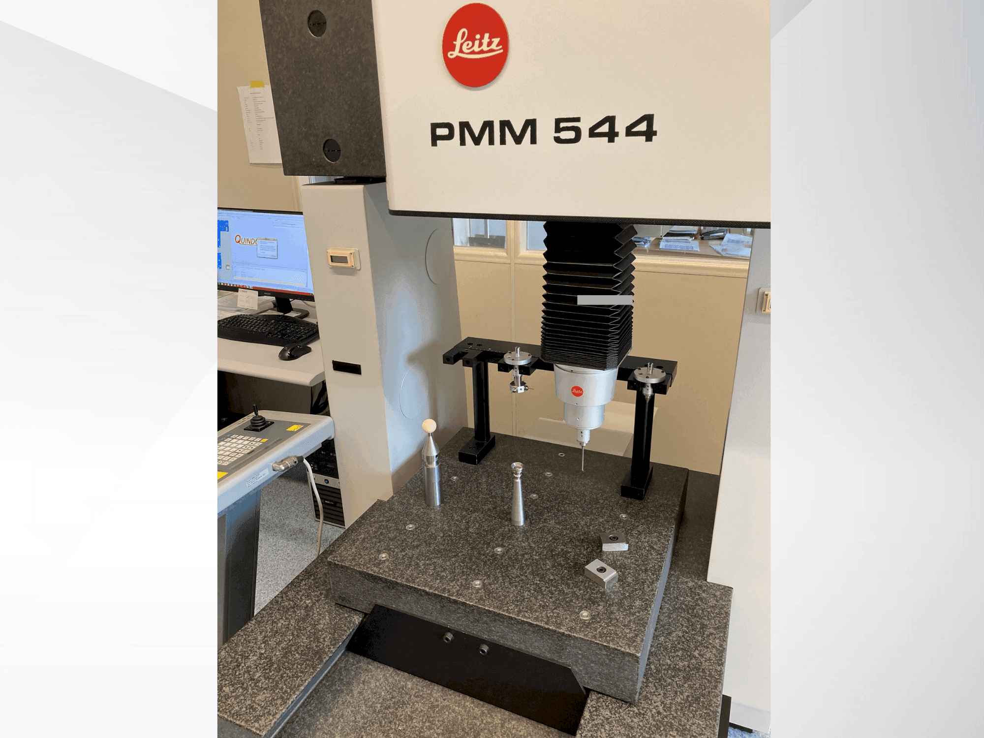 Vista frontal de la máquina LEITZ PMM 544