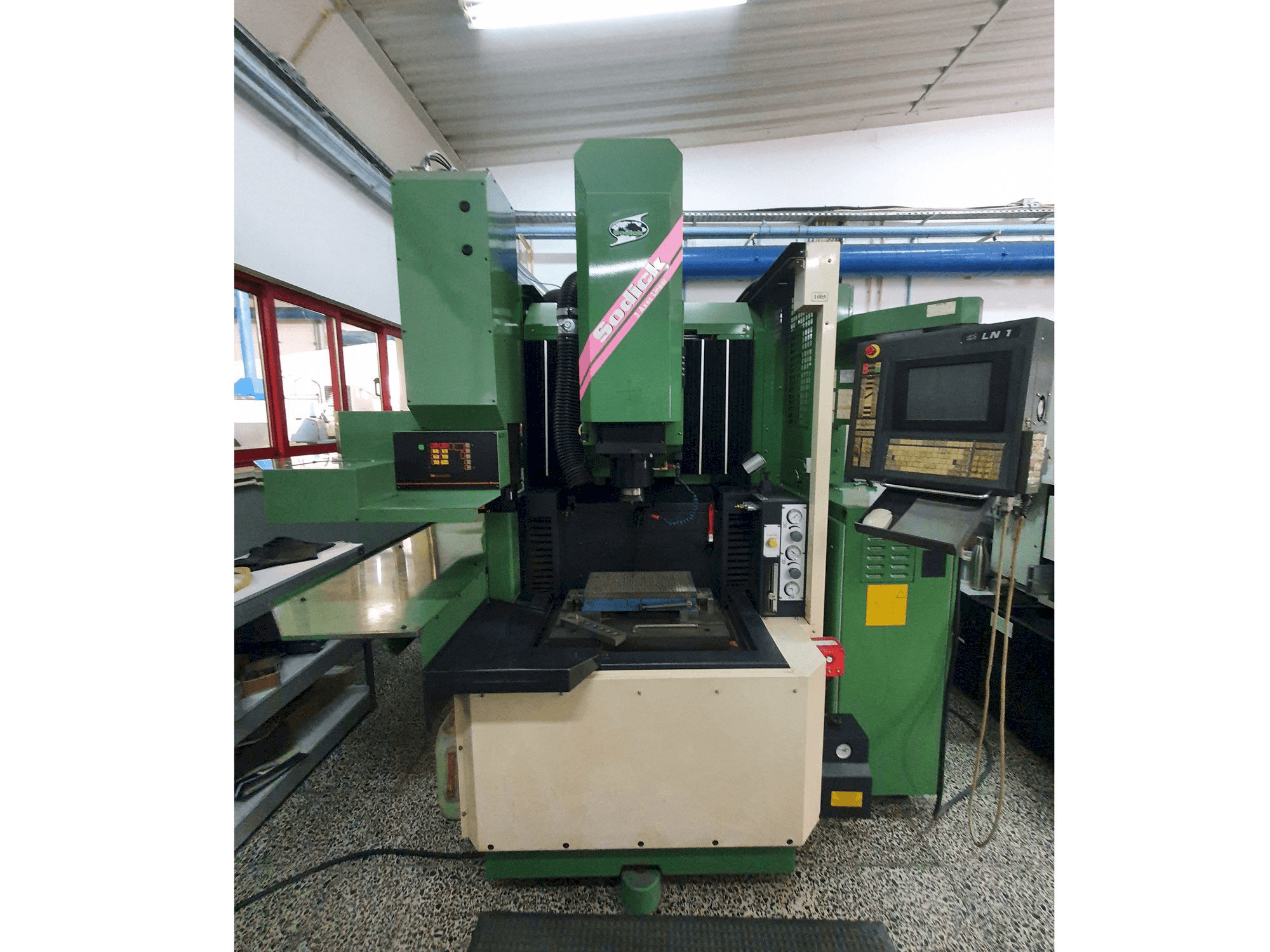 Vista frontal de la máquina Sodick AQ35L