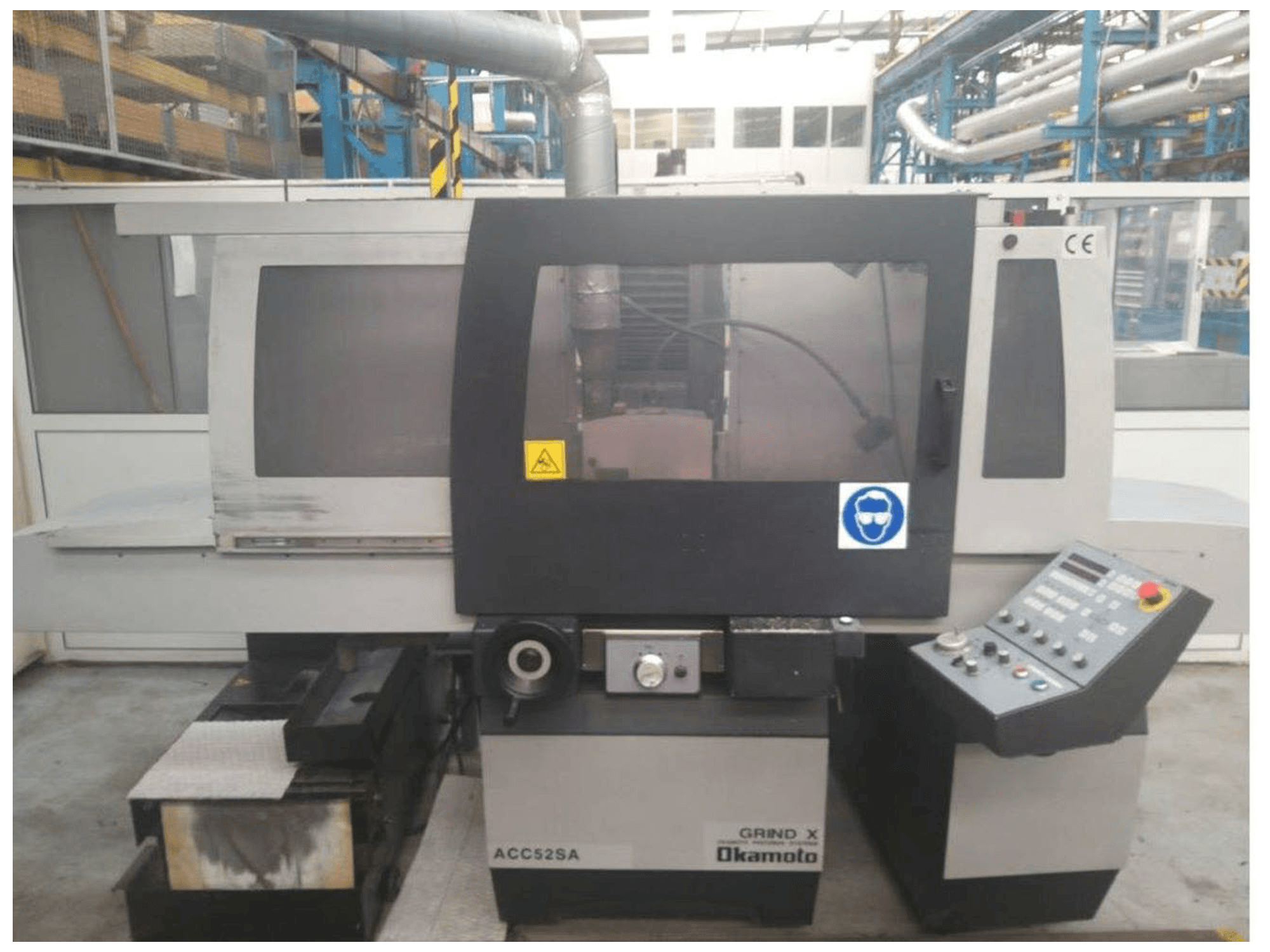 Vista frontal de la máquina OKAMOTO ACC 52SA