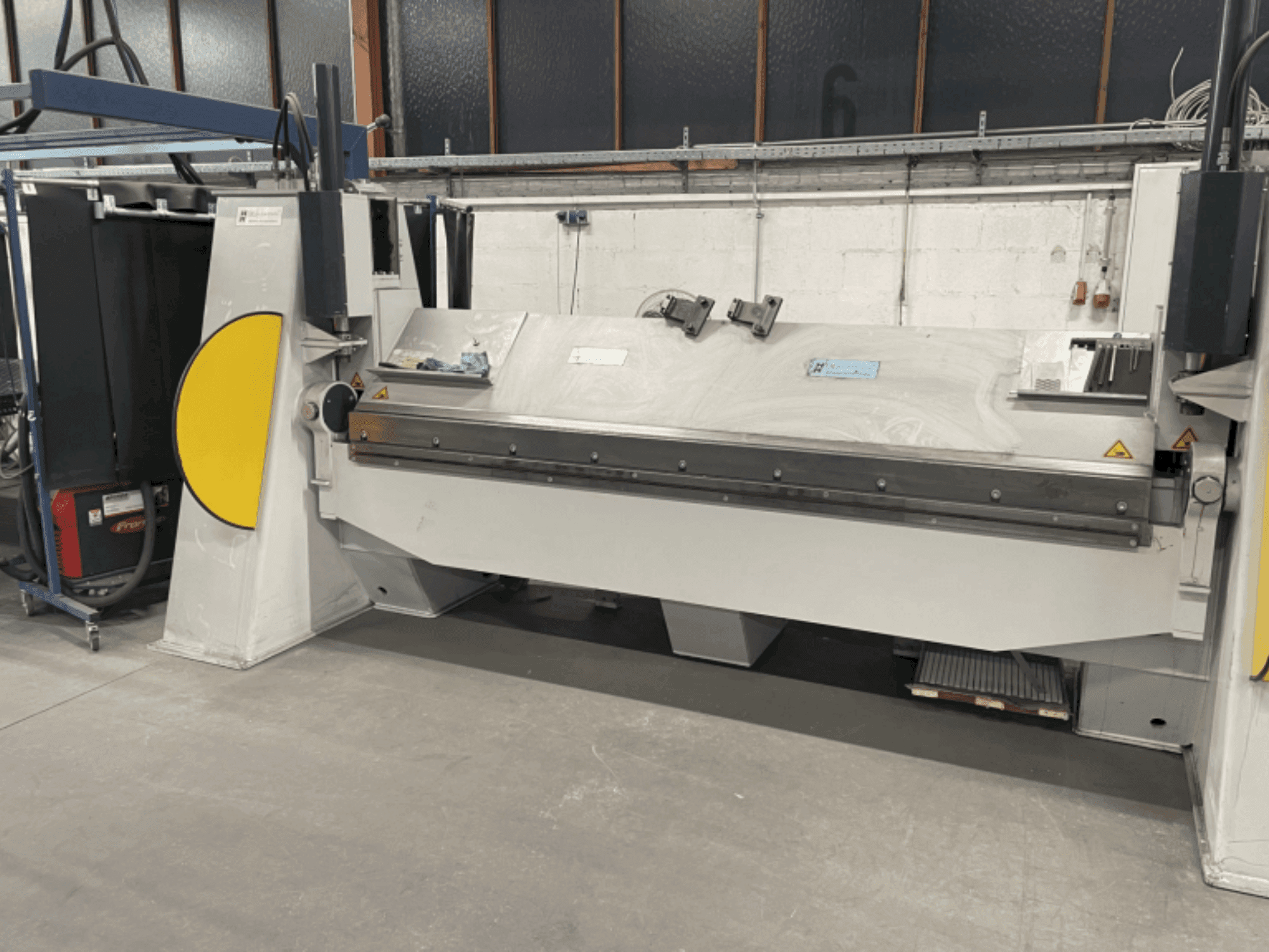 Vista frontal de la máquina DR. HOCHSTRATE SBM 3000/6 (2018)