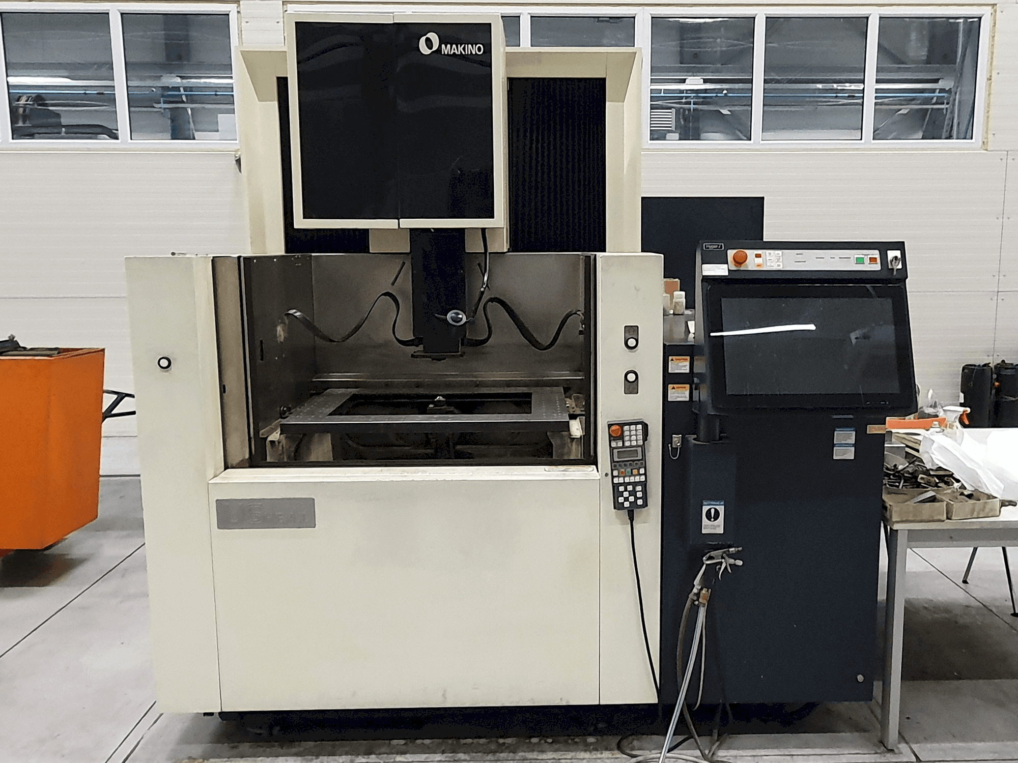 Vista frontal de la máquina Makino U6 H.E.A.D.