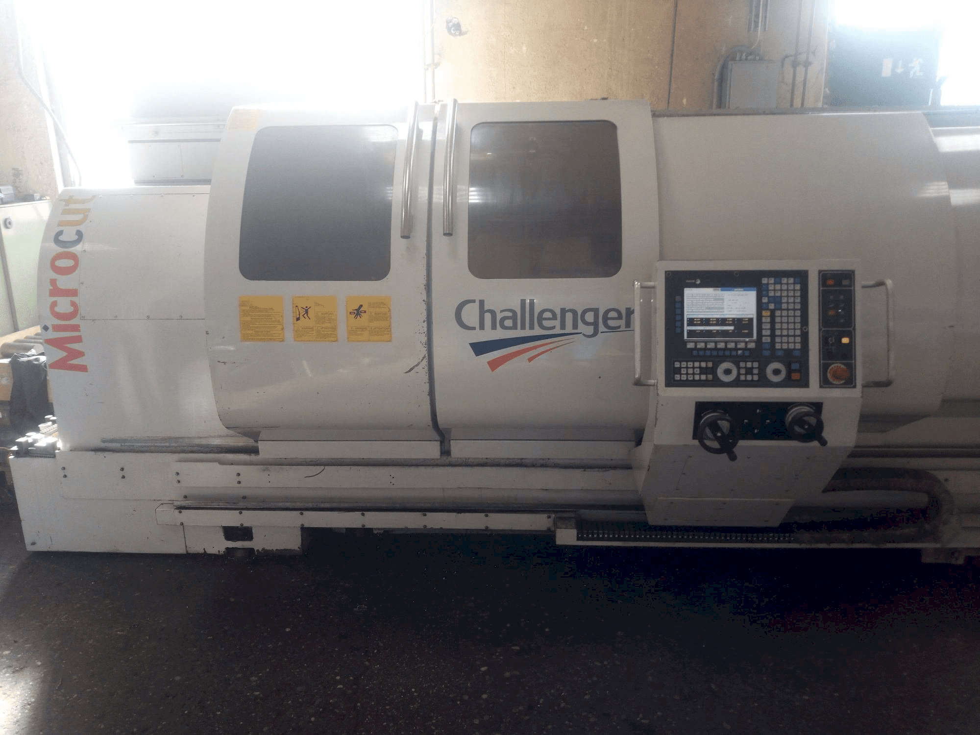 Vista frontal de la máquina MICROCUT BNC 2280