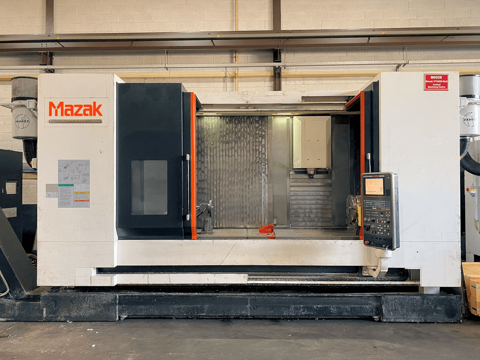 Vista frontal de la máquina Mazak VTC-820/30