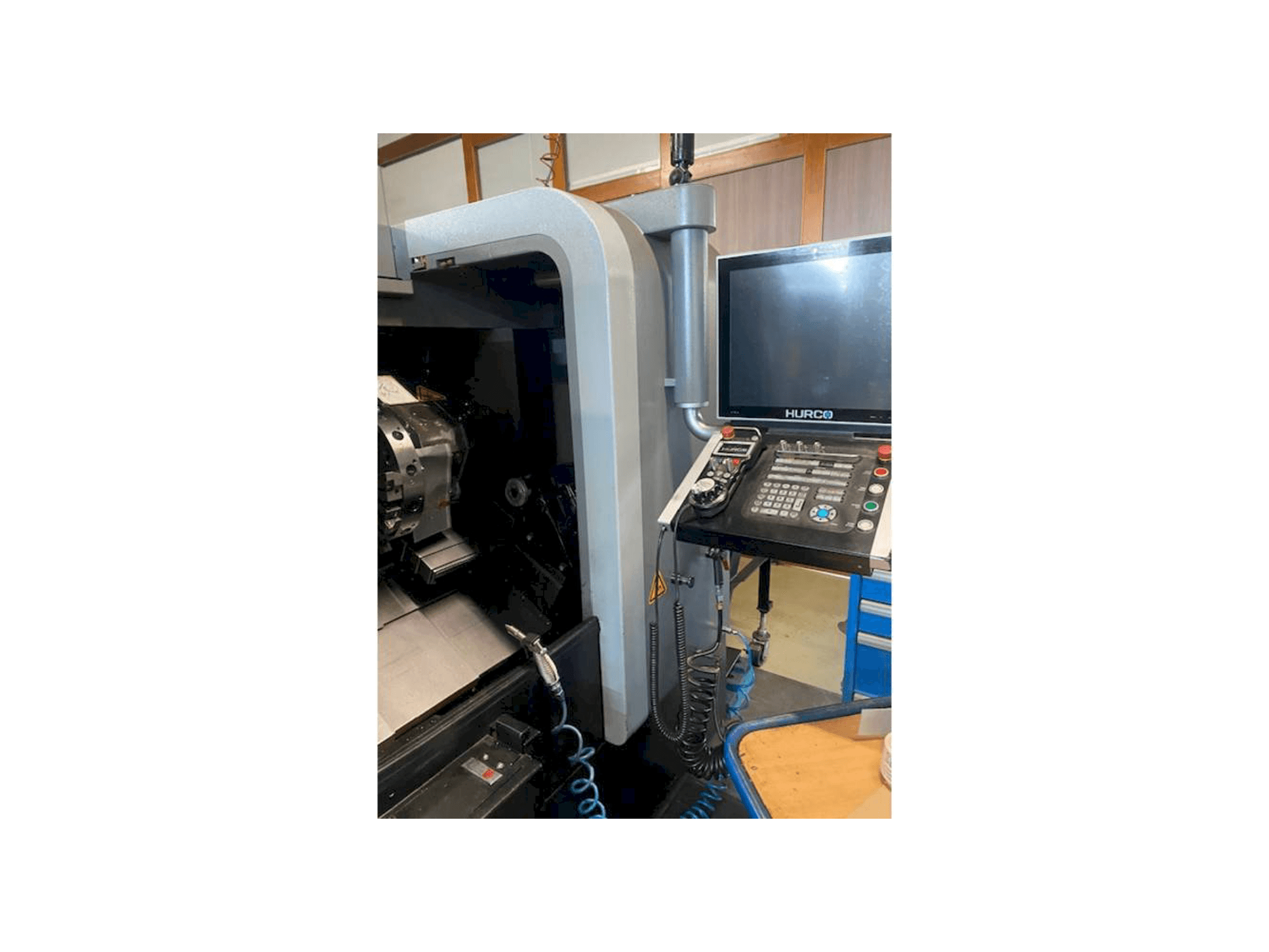Vista frontal de la máquina Hurco TM8i