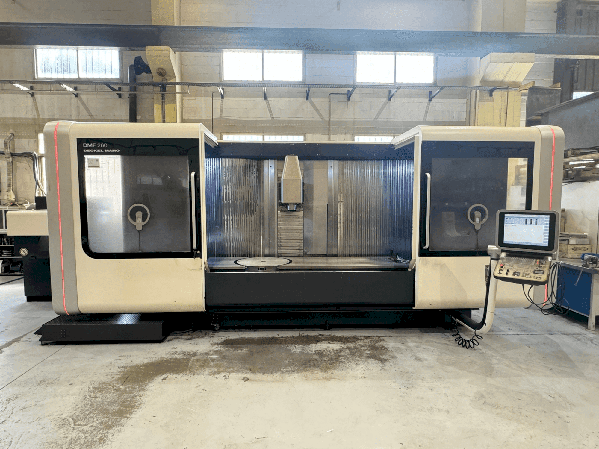 Vista frontal de la máquina DMG MORI DMF 260/7