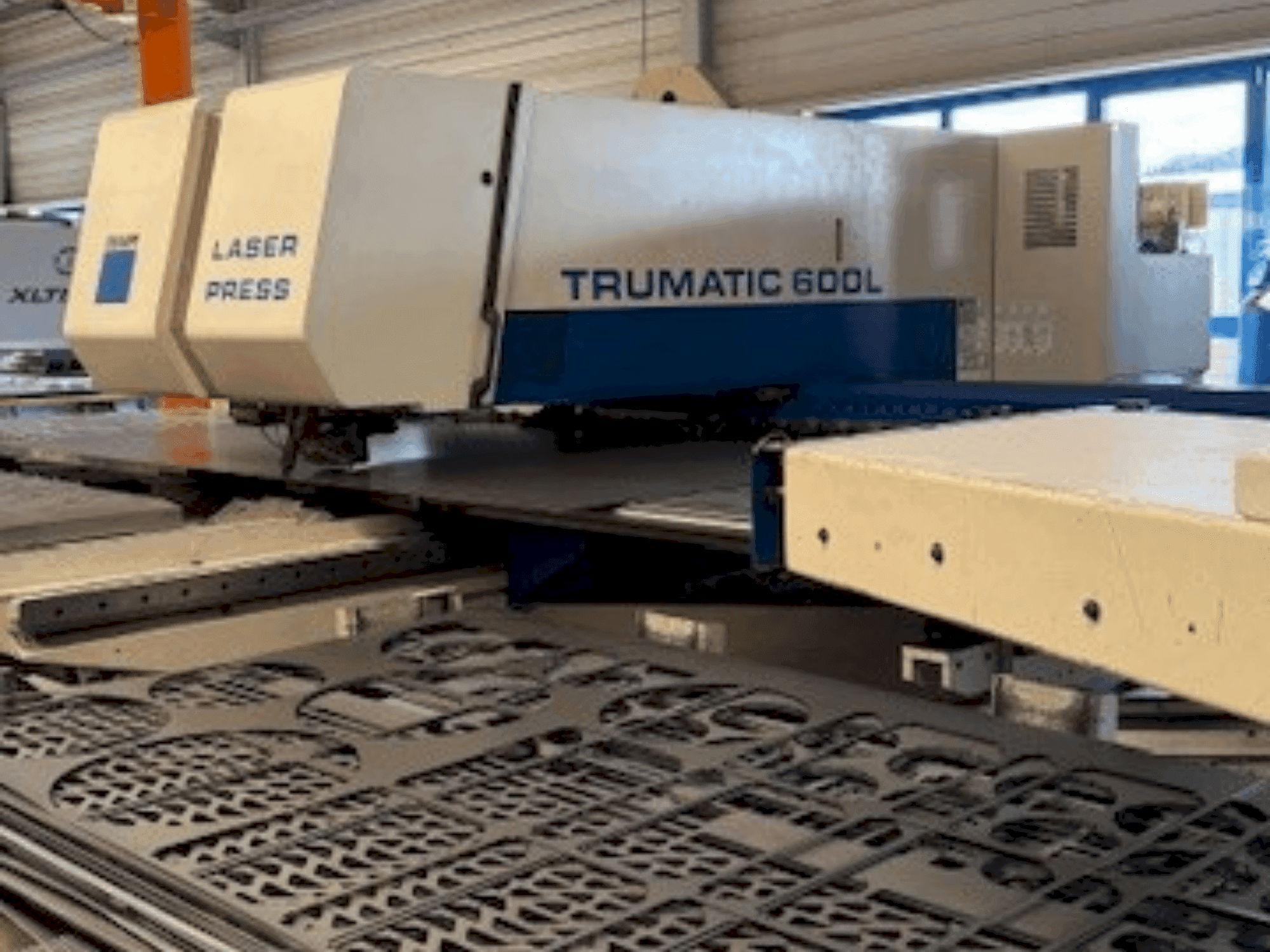 Vista frontal de la máquina TRUMPF Trumatic 600L