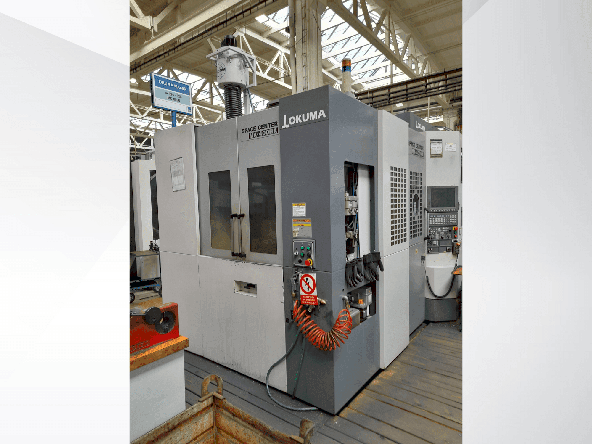 Vista frontal de la máquina Okuma MA-400HA
