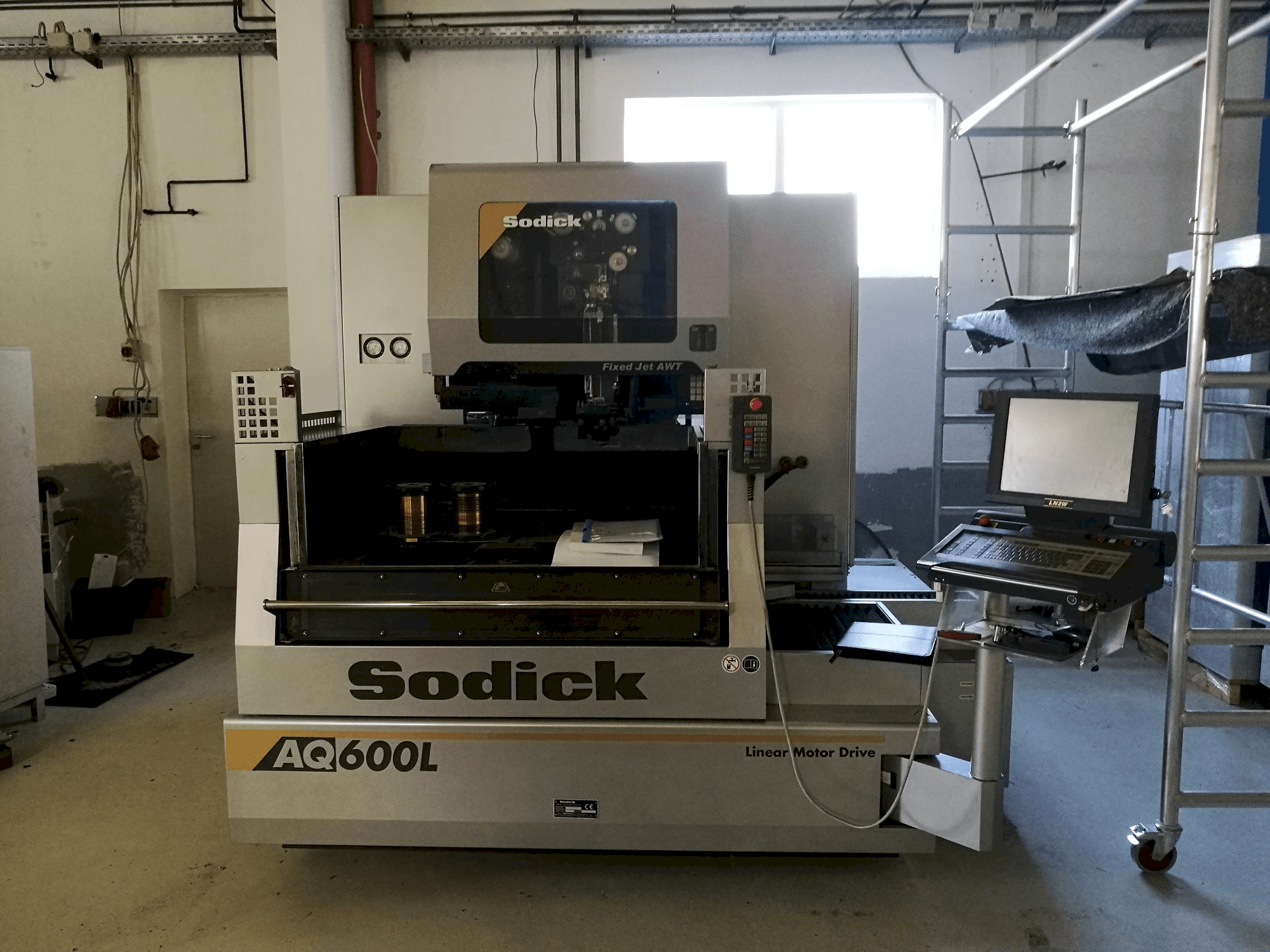Vista frontal de la máquina Sodick AQ600L