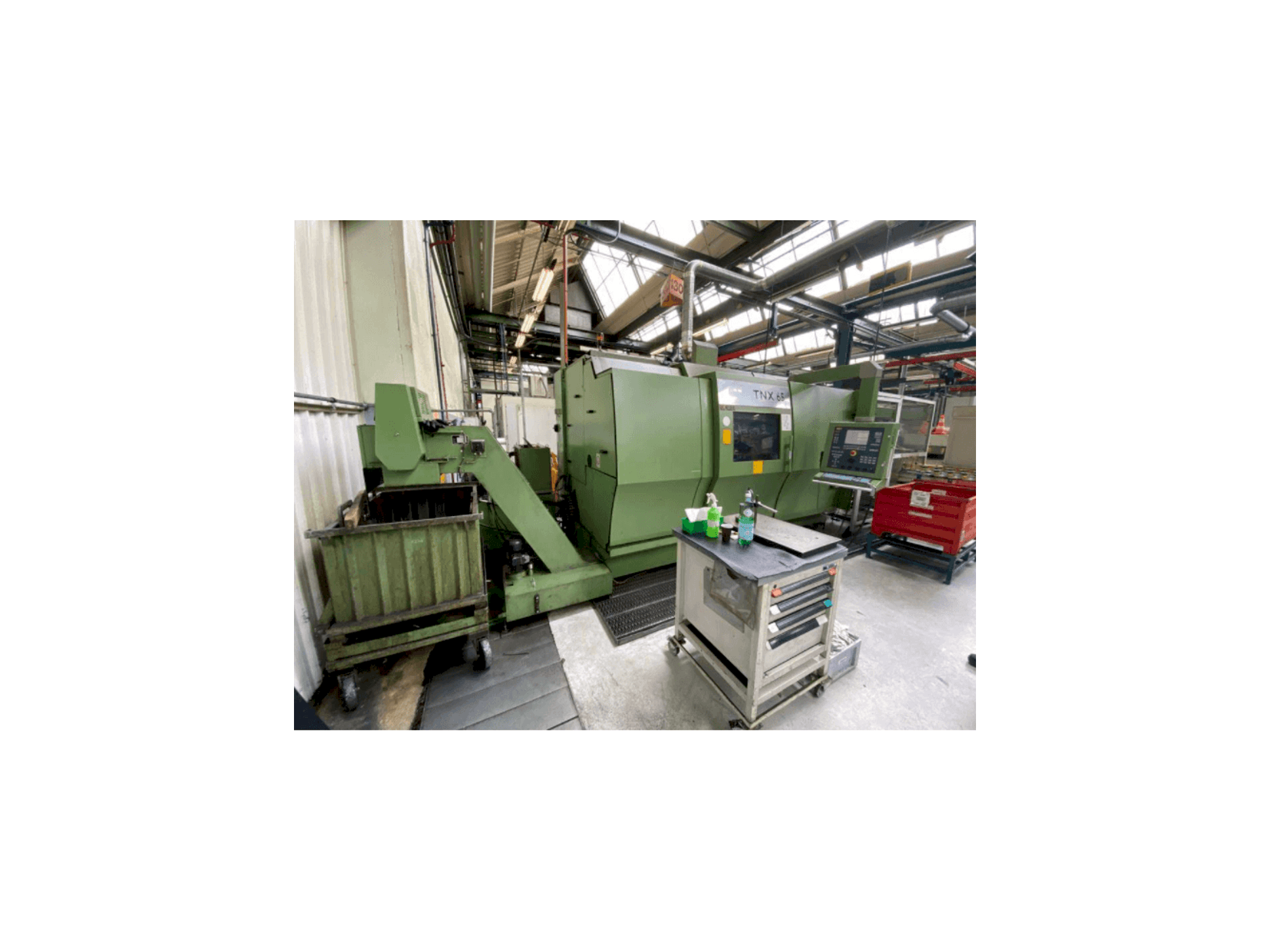 Vista frontal de la máquina TRAUB TNX 65