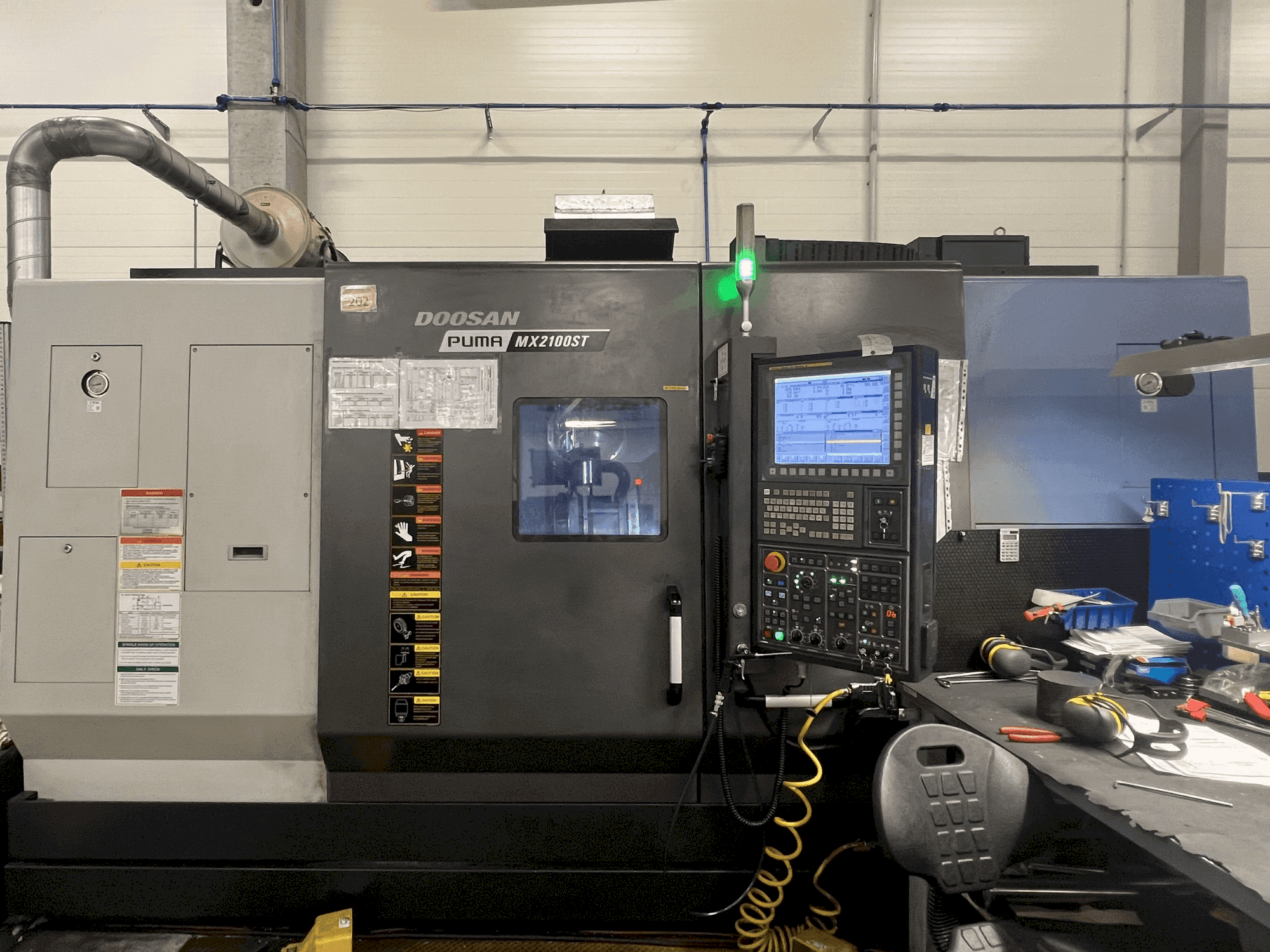 Vista frontal de la máquina DOOSAN MX2100ST