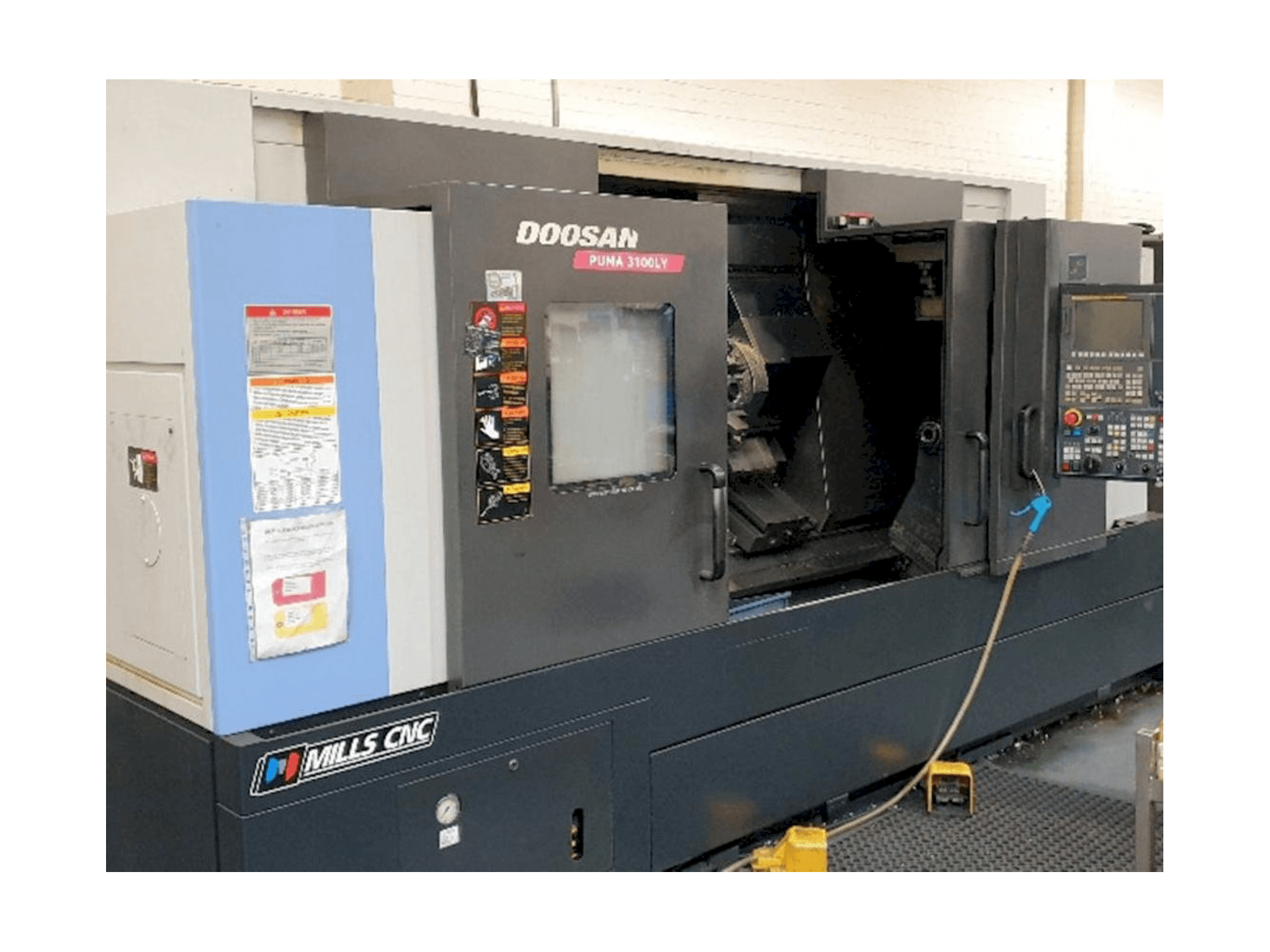 Vista frontal de la máquina Doosan Puma 3100LY