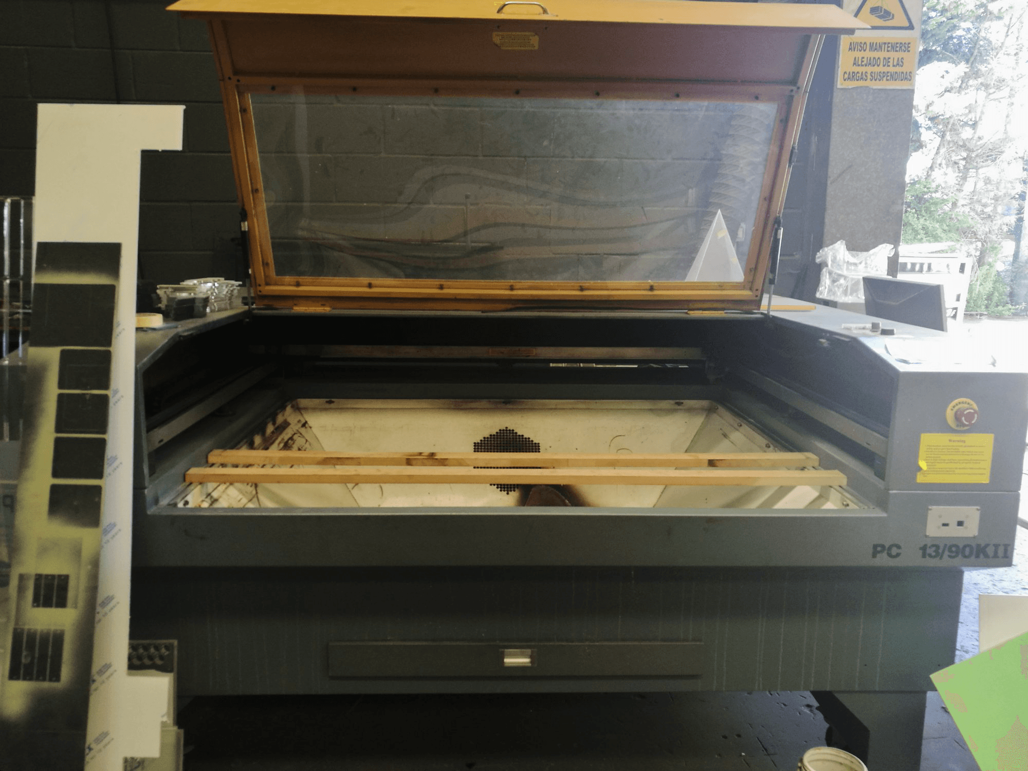 Vista frontal de la máquina PC 13/90KII