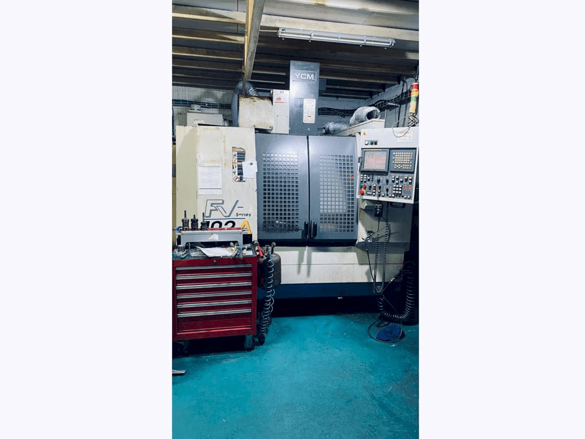 Vista frontal de la máquina YCM FV102A