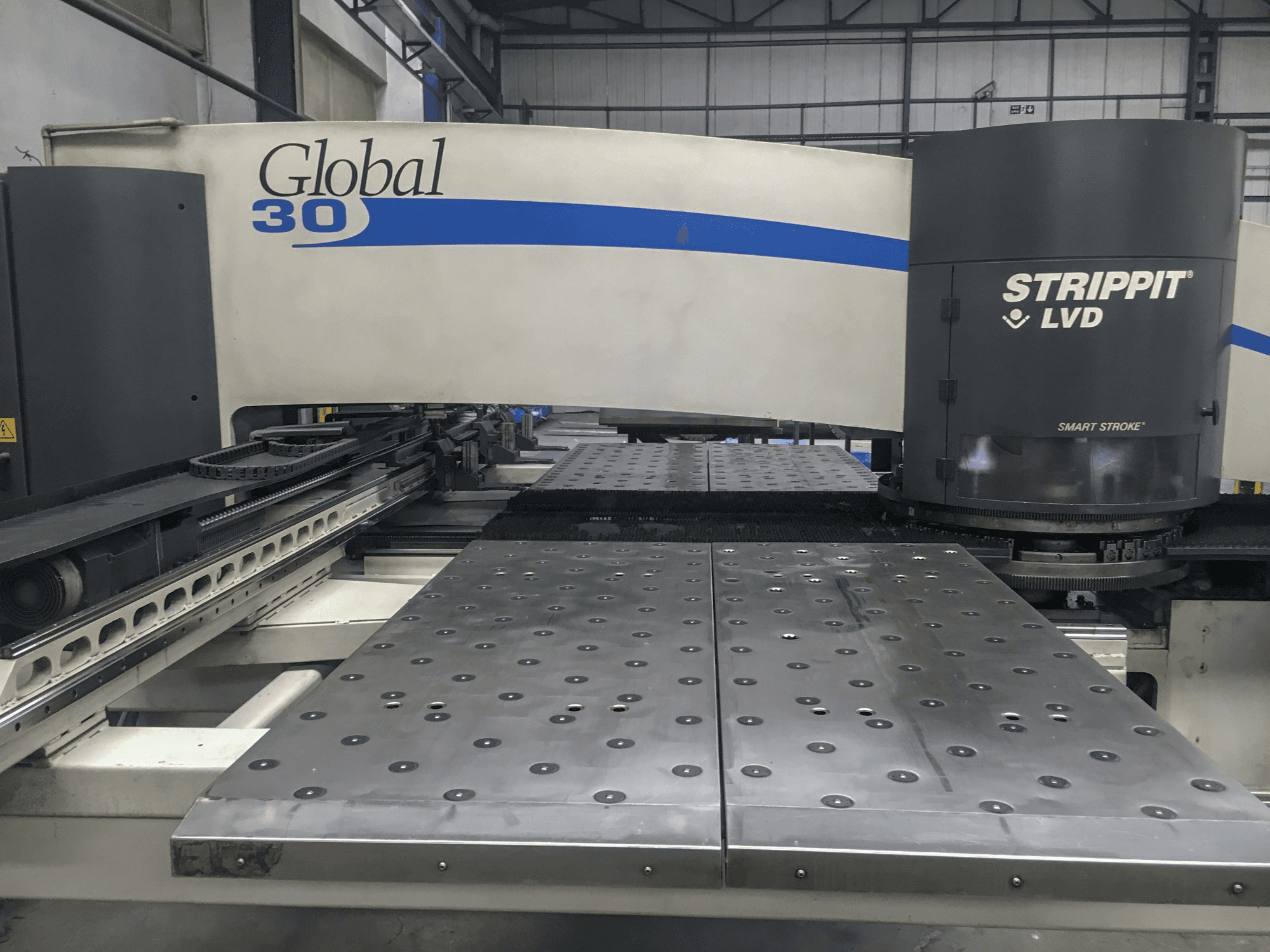 Vista frontal de la máquina LVD STRIPPIT Global 30 1525