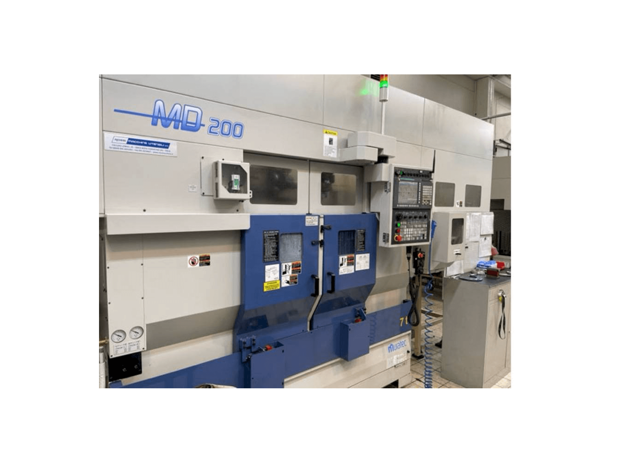 Vista frontal de la máquina Muratec MD 200