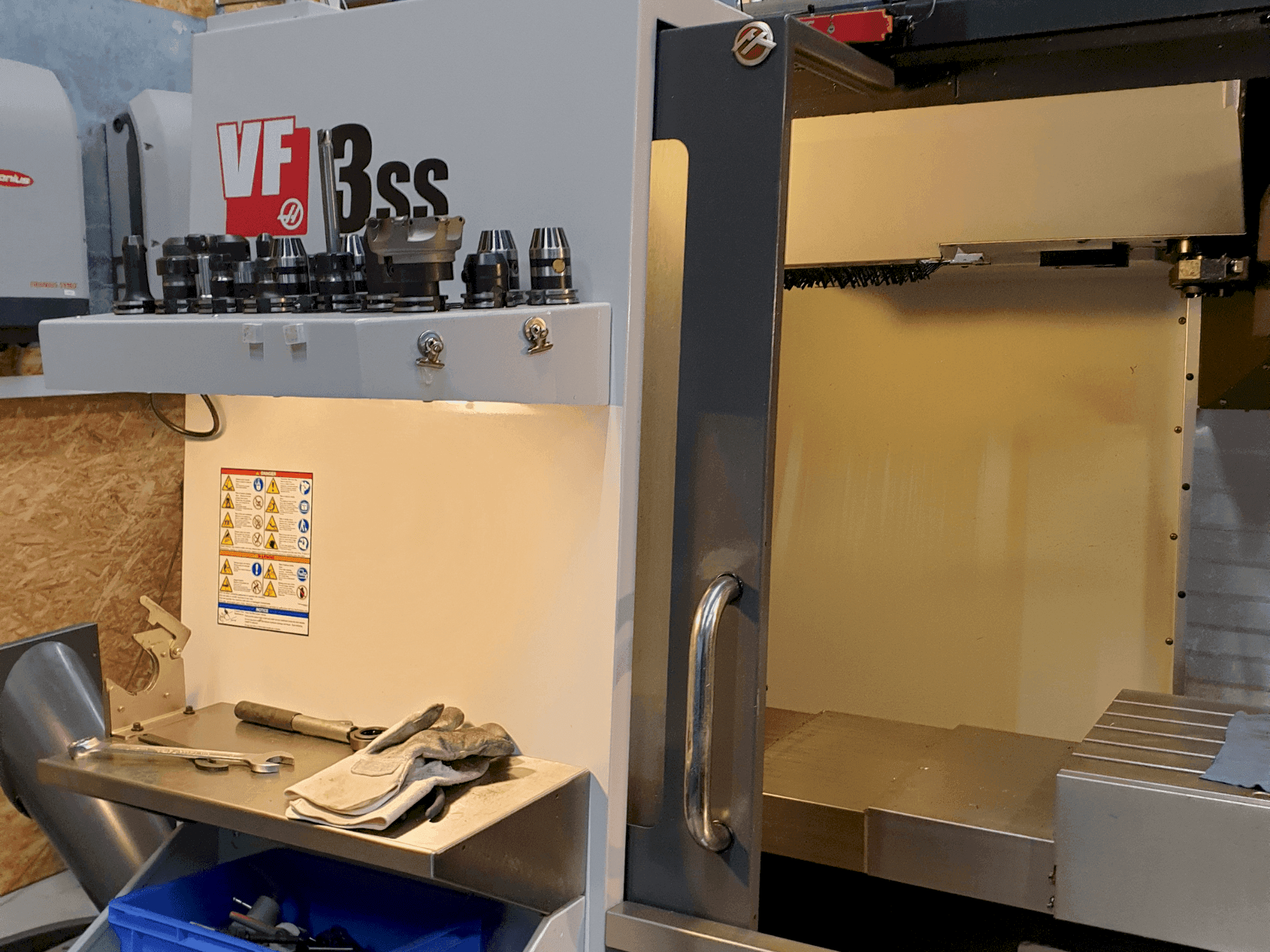 Vista frontal de la máquina HAAS VF-3SS