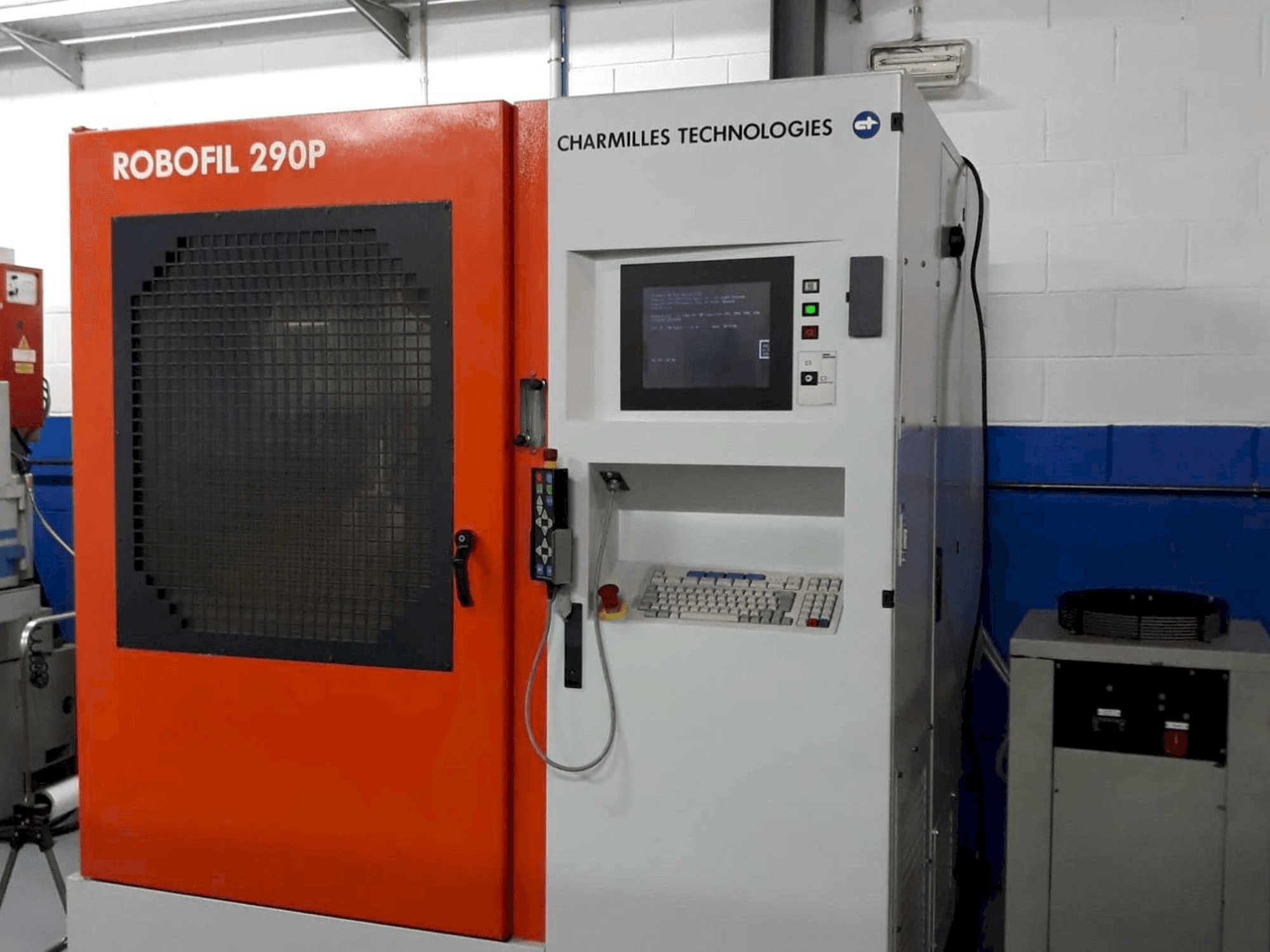 Vista frontal de la máquina CHARMILLES ROBOFIL 290 P